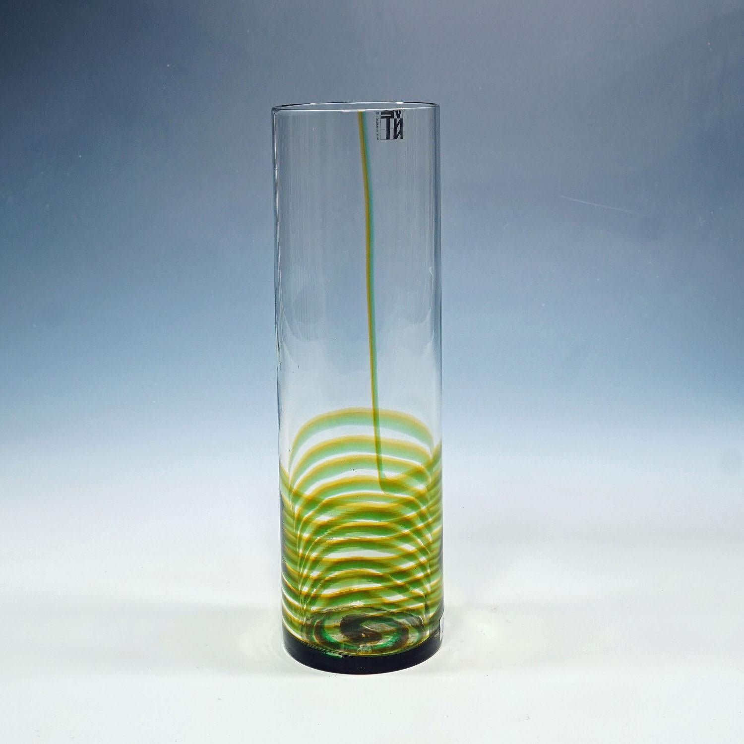 Vaso in vetro artistico di Murano Bifilo di Toni Zuccheri per Venini, anni '70 ca.

Un raro vaso in vetro artistico con decorazione a spirale in verde e marrone. Il nome di questa serie è 
