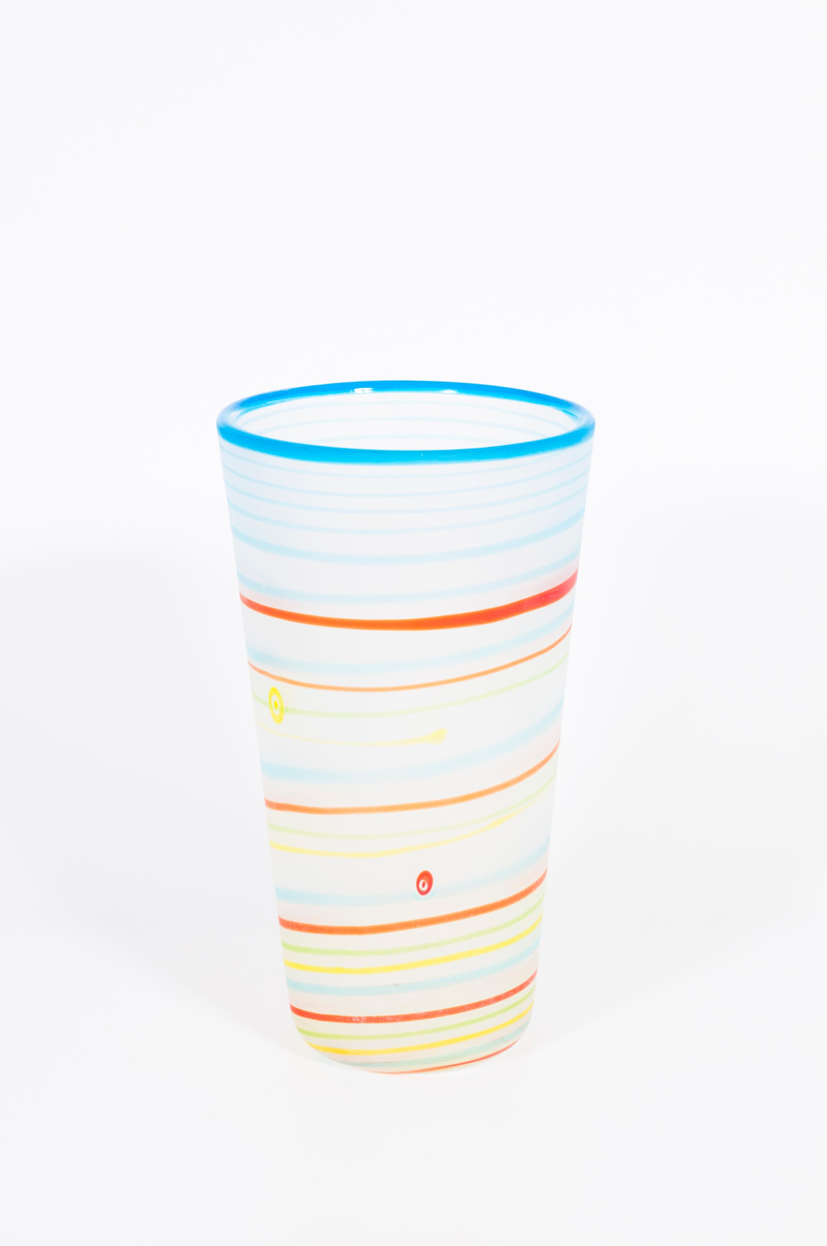 Il s'agit d'un superbe vase vintage en verre d'art de Murano, fabriqué de main de maître en Italie par la célèbre verrerie Cenedese. Datant des années 1980, cette pièce est un exemple frappant de l'utilisation sophistiquée de cette technique.

Cette