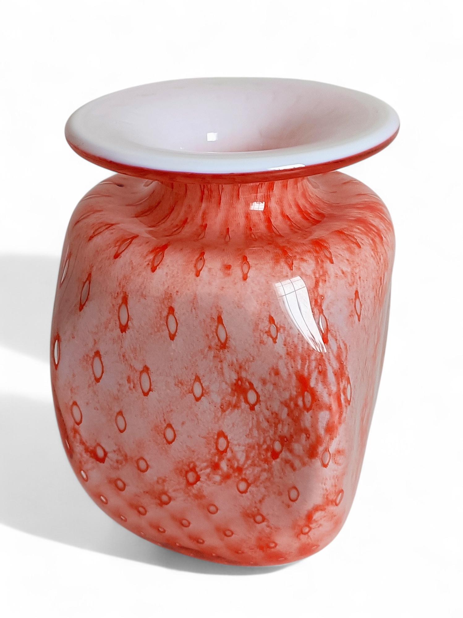 Murano-Kunstglasvase, Koralle und Rosa auf weißem Opalin, Italien, Mitte 20. im Angebot 2