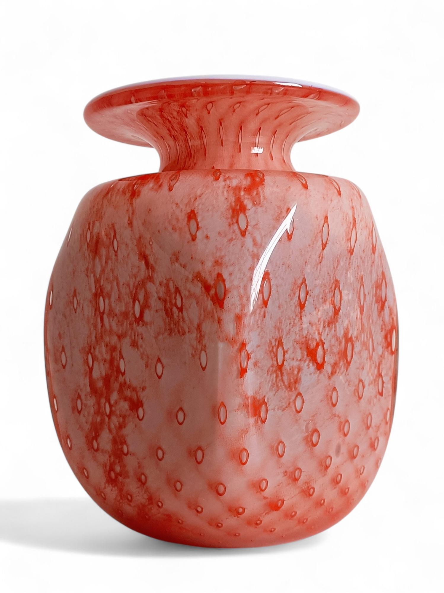 Murano-Kunstglasvase, Koralle und Rosa auf weißem Opalin, Italien, Mitte 20. im Angebot 4