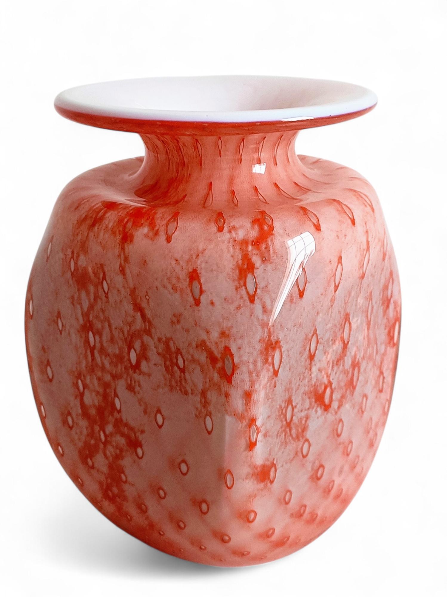 Murano-Kunstglasvase, Koralle und Rosa auf weißem Opalin, Italien, Mitte 20. im Angebot 5