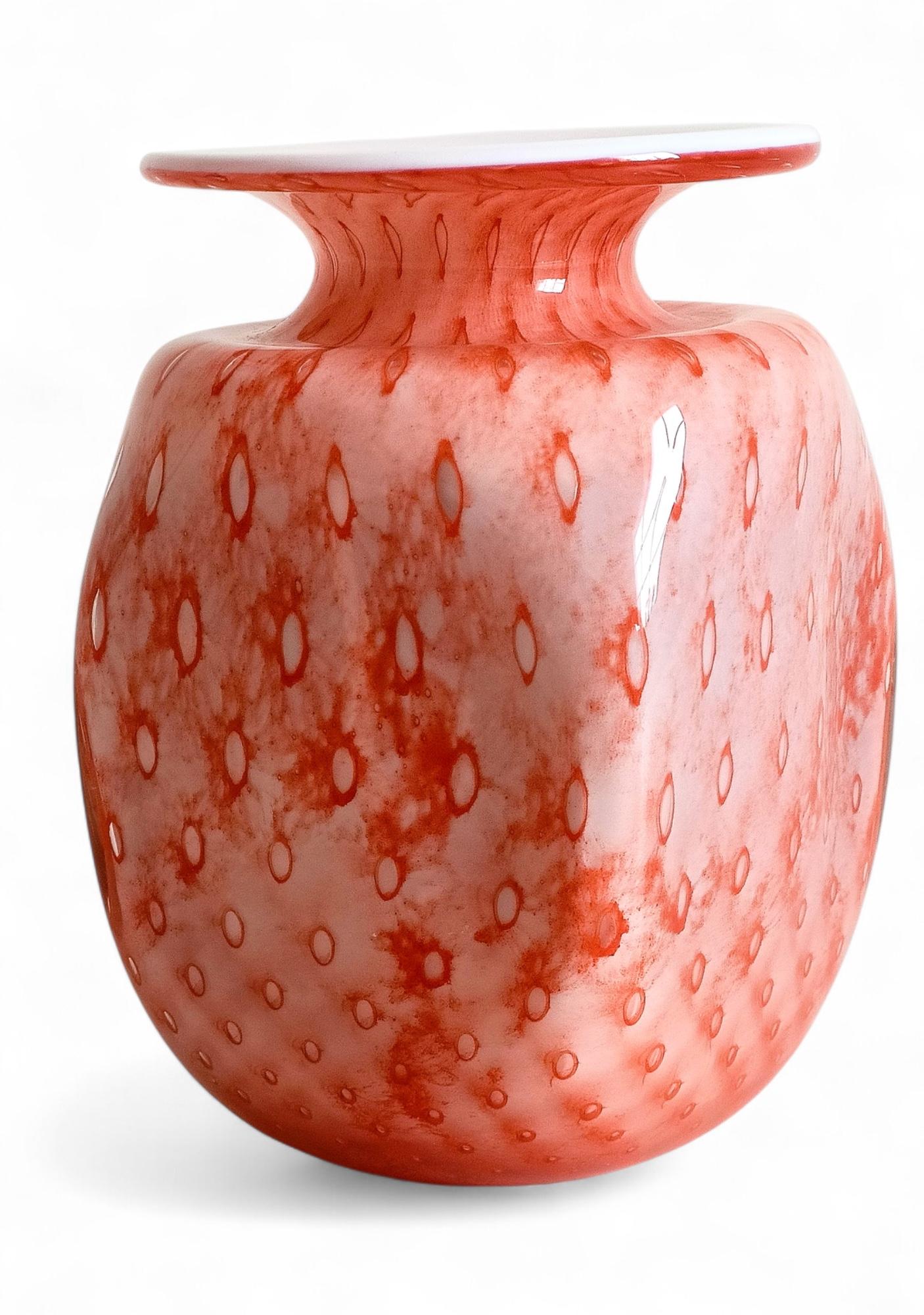 Murano-Kunstglasvase, Koralle und Rosa auf weißem Opalin, Italien, Mitte 20. im Angebot 6