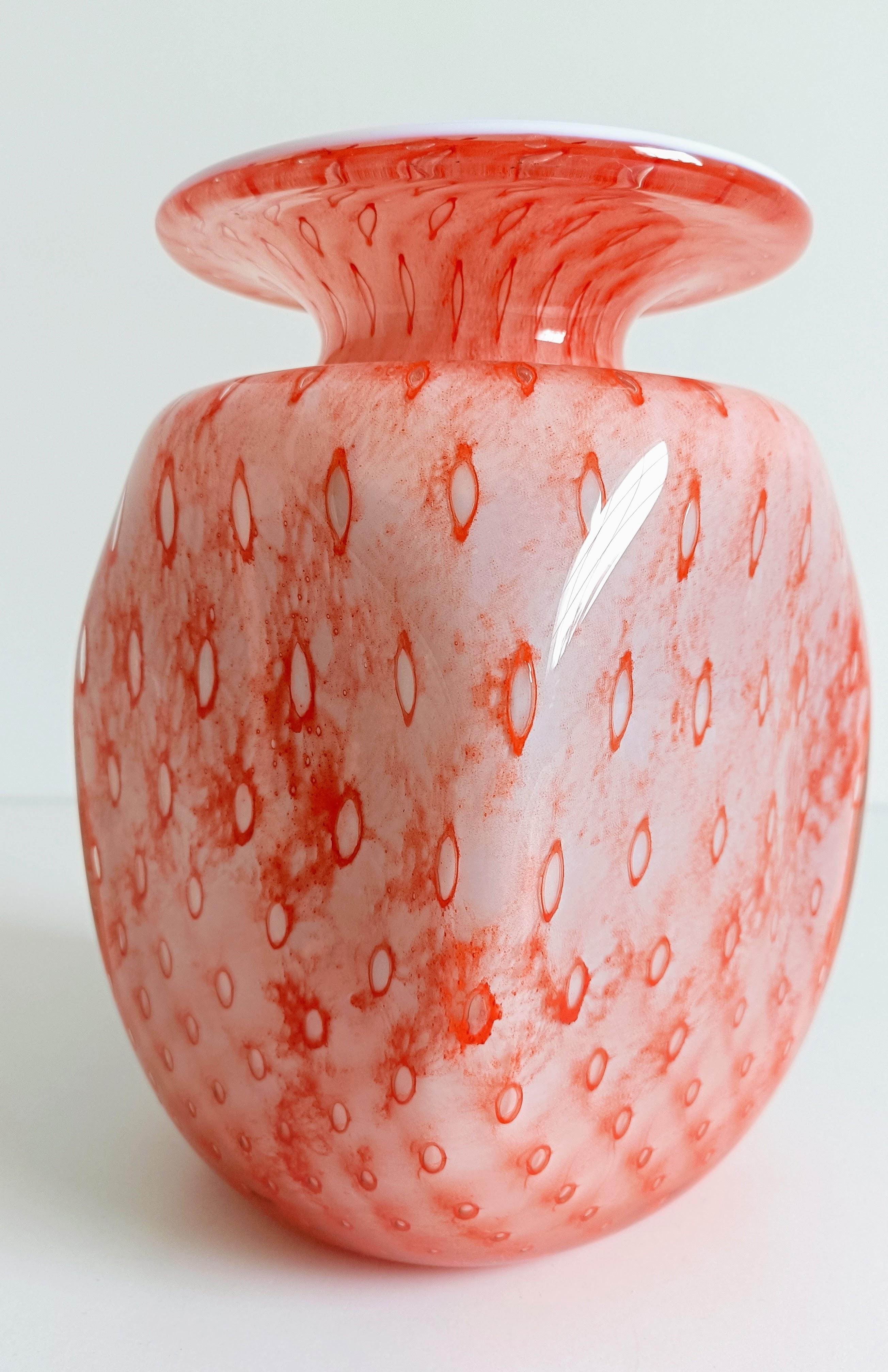 Murano-Kunstglasvase, Koralle und Rosa auf weißem Opalin, Italien, Mitte 20. im Angebot 7