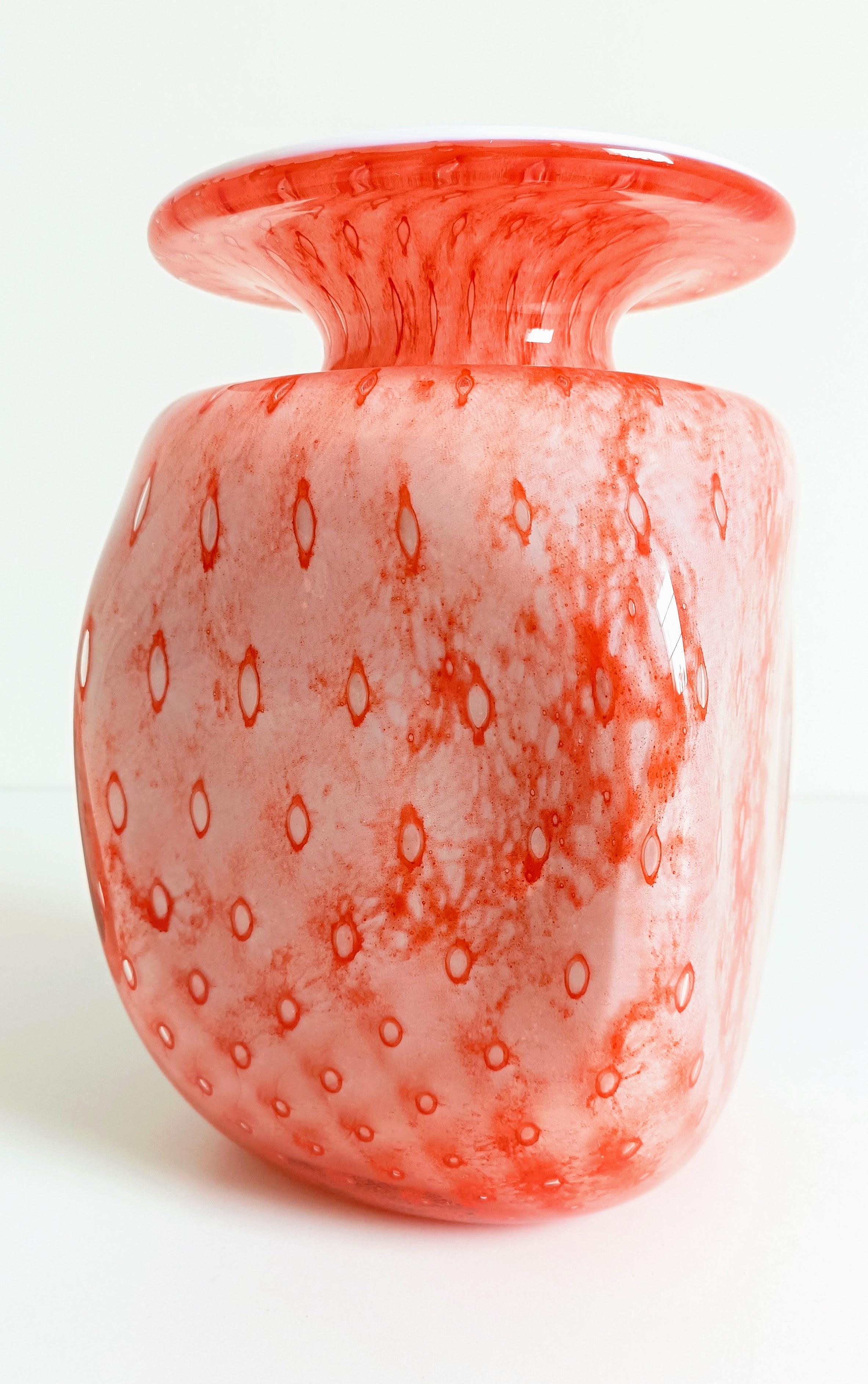 Murano-Kunstglasvase, Koralle und Rosa auf weißem Opalin, Italien, Mitte 20. im Angebot 8