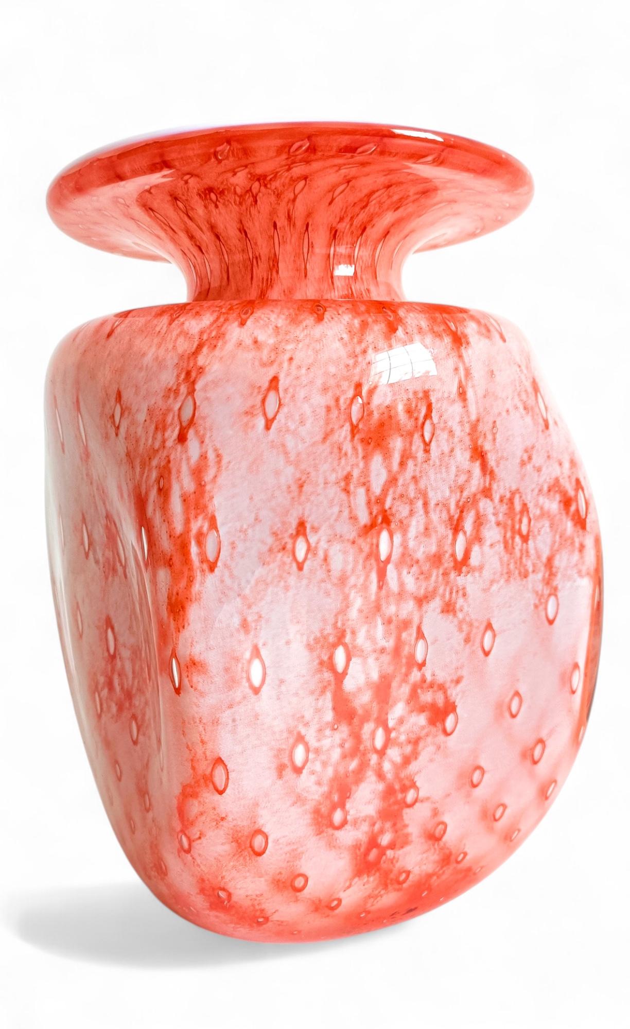 Murano-Kunstglasvase, Koralle und Rosa auf weißem Opalin, Italien, Mitte 20. im Angebot 9