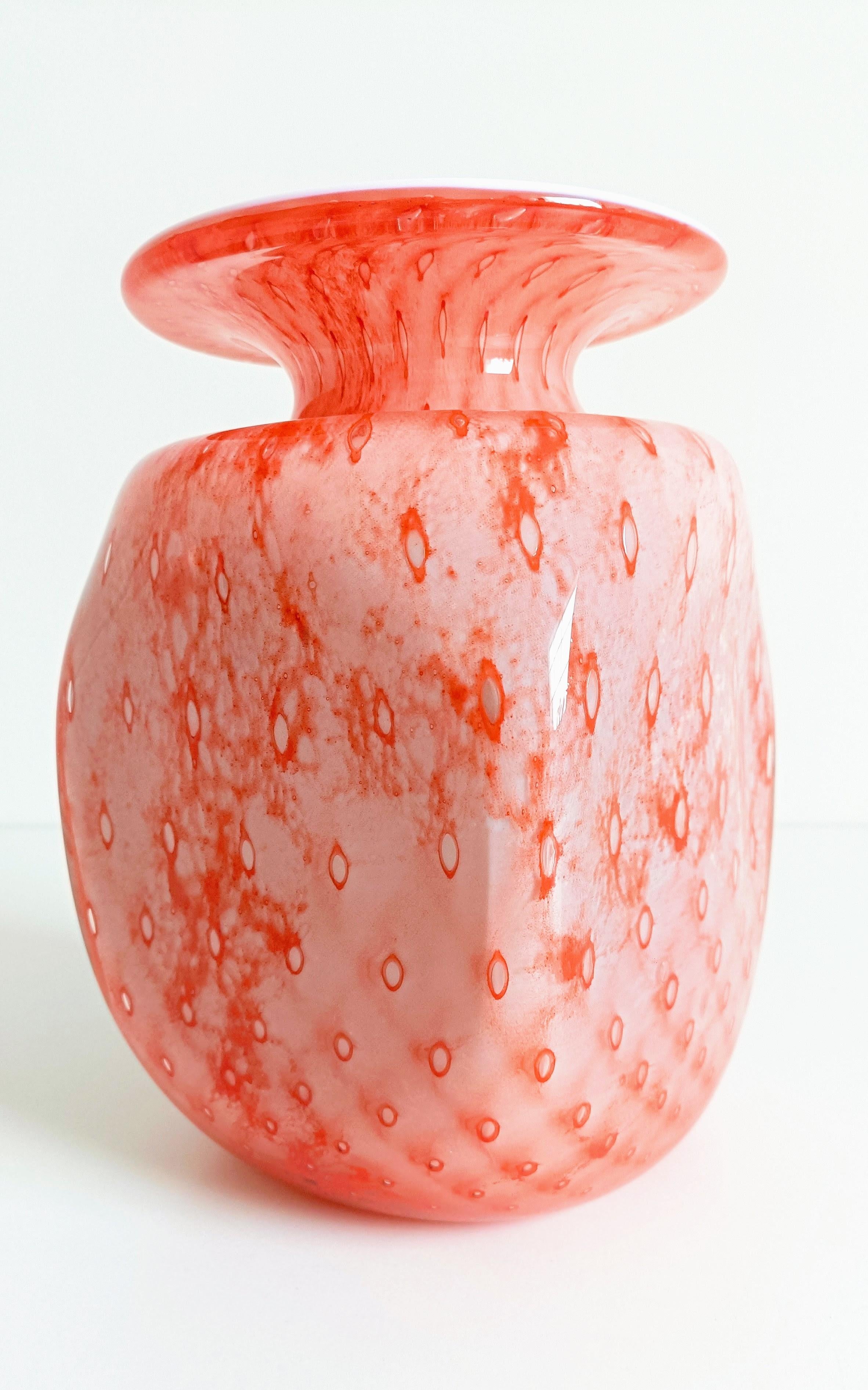 Murano-Kunstglasvase, Koralle und Rosa auf weißem Opalin, Italien, Mitte 20. im Angebot 10
