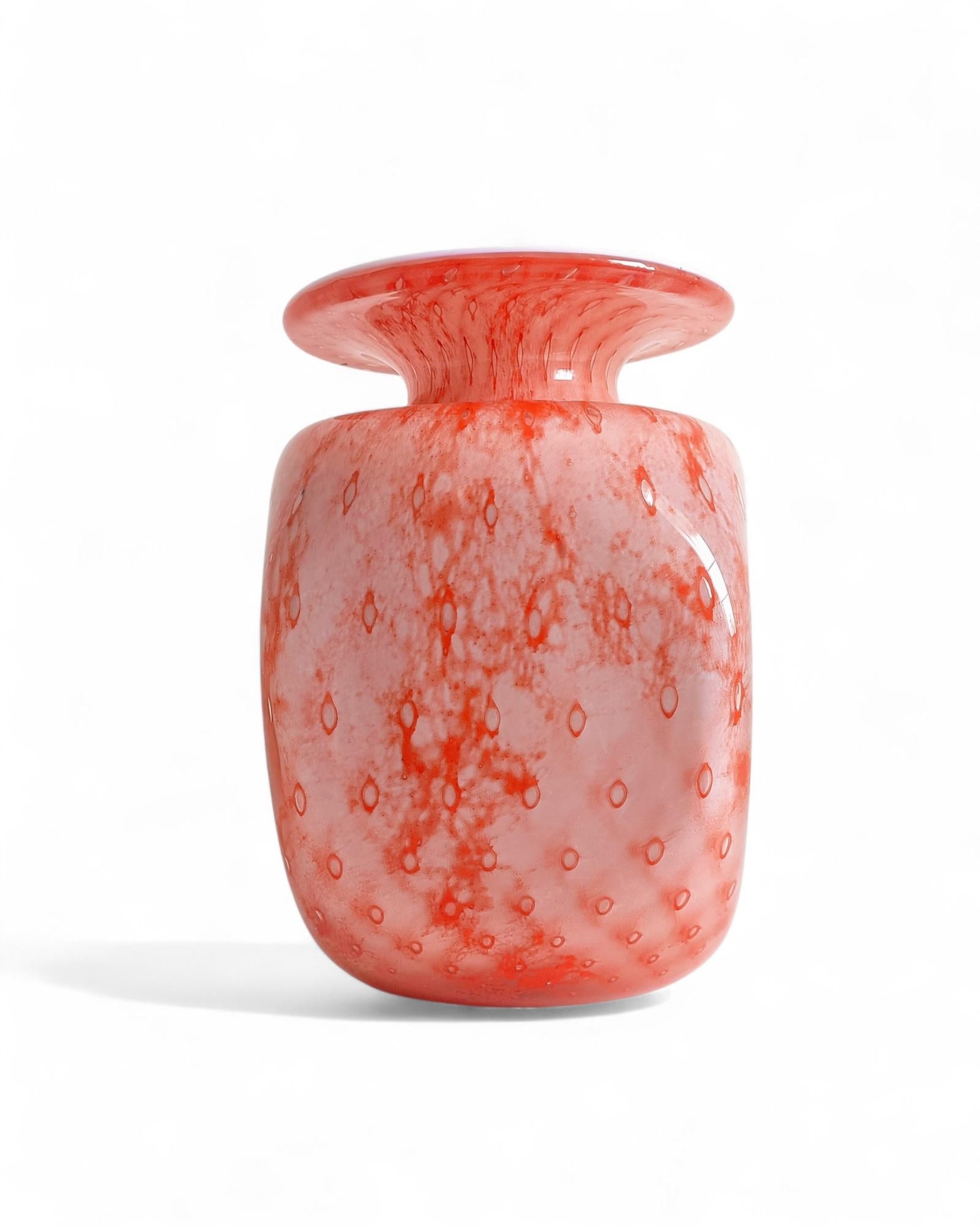 Murano-Kunstglasvase, Koralle und Rosa auf weißem Opalin, Mitte 20.

Eine auffällige Vase aus Murano-Kunstglas mit einer skulpturalen, abgerundeten Form und einer ausdrucksstarken, nach außen geweiteten Öffnung. Die Verglasung zeigt ein exquisites