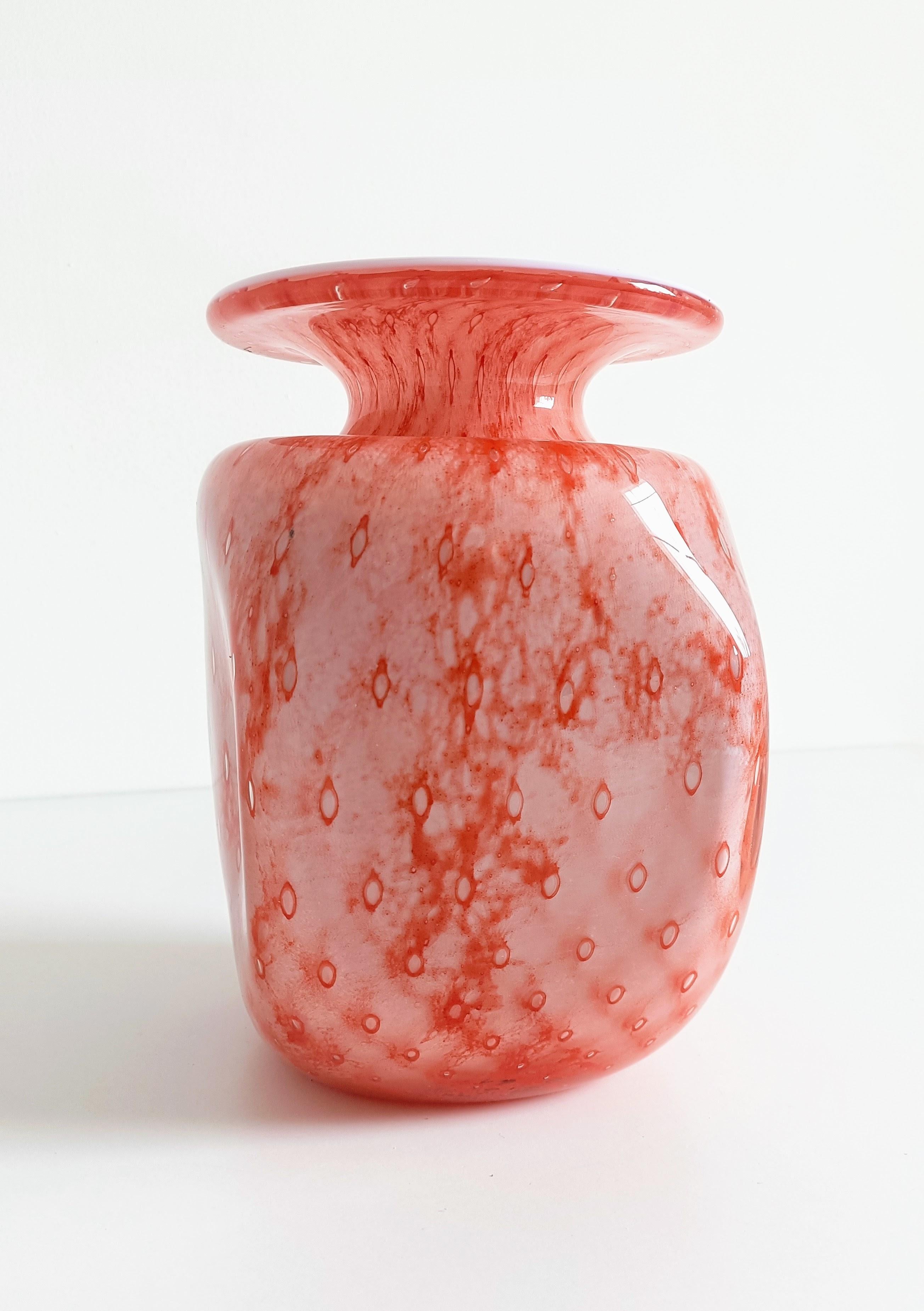 Murano-Kunstglasvase, Koralle und Rosa auf weißem Opalin, Italien, Mitte 20. (Moderne der Mitte des Jahrhunderts) im Angebot