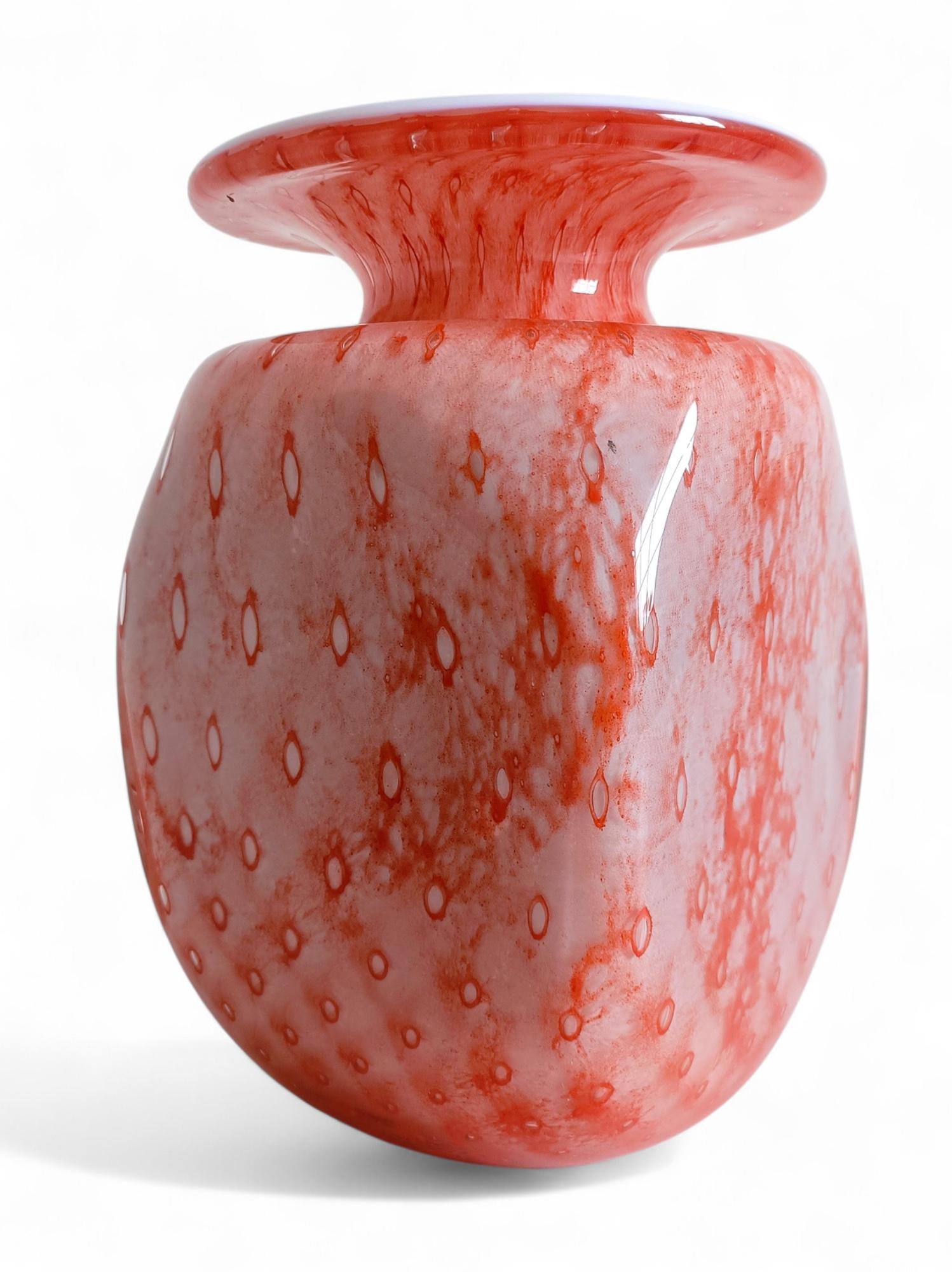 Murano-Kunstglasvase, Koralle und Rosa auf weißem Opalin, Italien, Mitte 20. (Italienisch) im Angebot