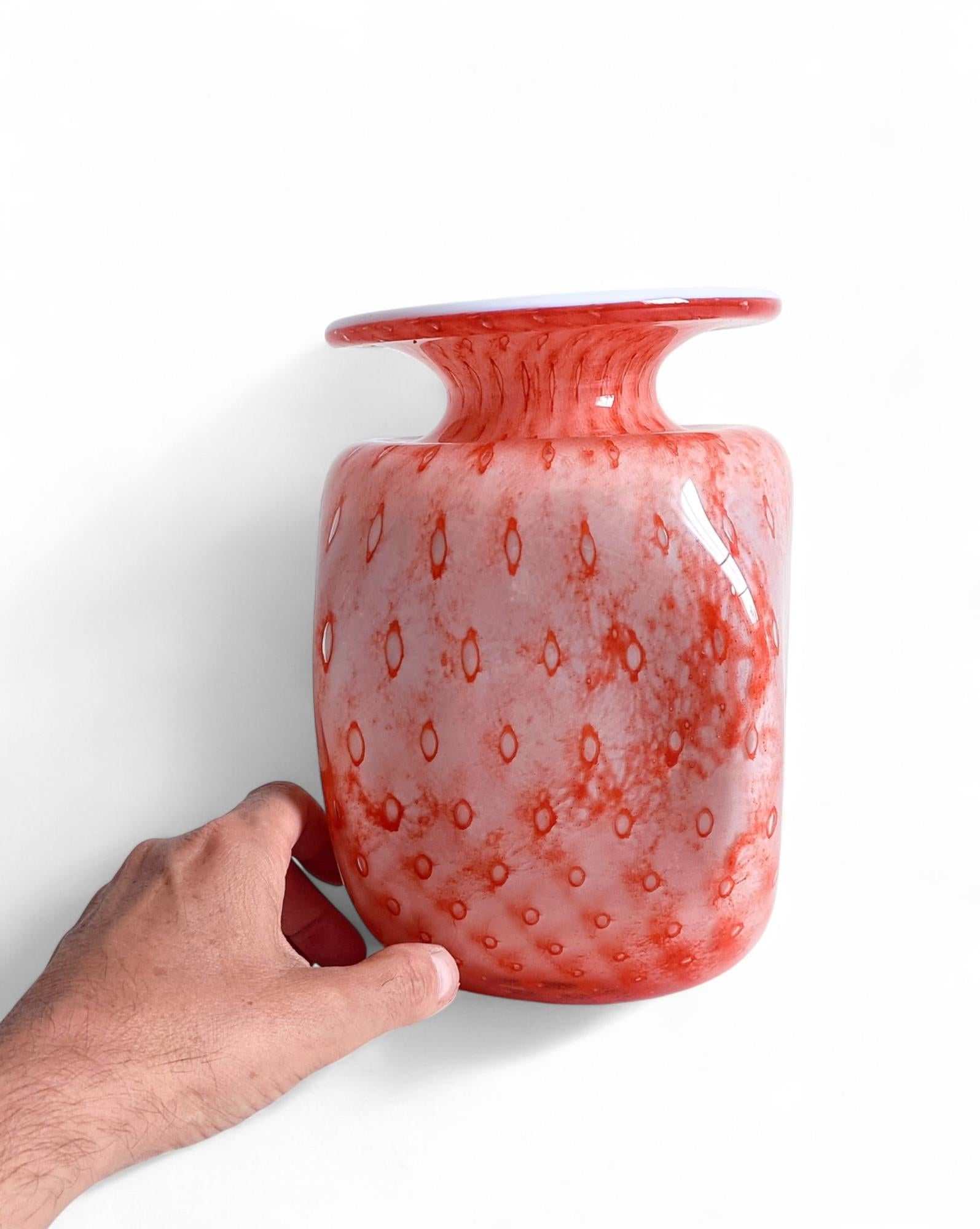 Murano-Kunstglasvase, Koralle und Rosa auf weißem Opalin, Italien, Mitte 20. (Handgefertigt) im Angebot