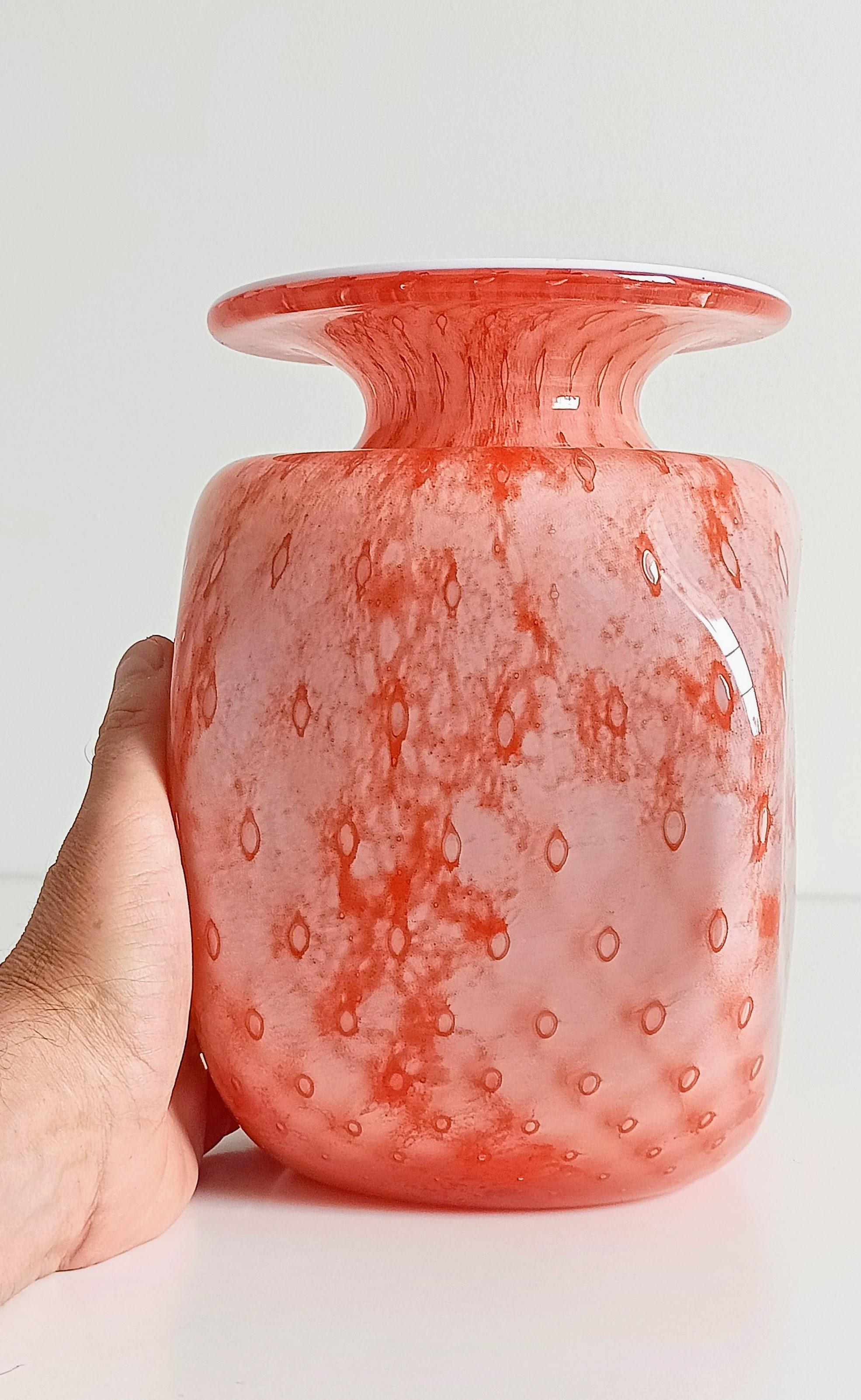 Murano-Kunstglasvase, Koralle und Rosa auf weißem Opalin, Italien, Mitte 20. (20. Jahrhundert) im Angebot