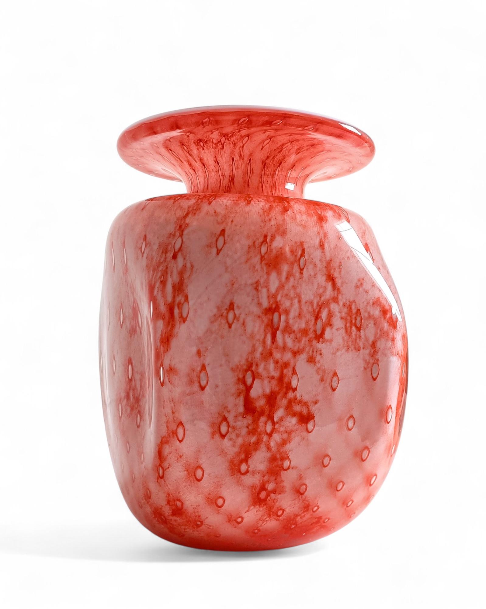Murano-Kunstglasvase, Koralle und Rosa auf weißem Opalin, Italien, Mitte 20. (Glaskunst) im Angebot