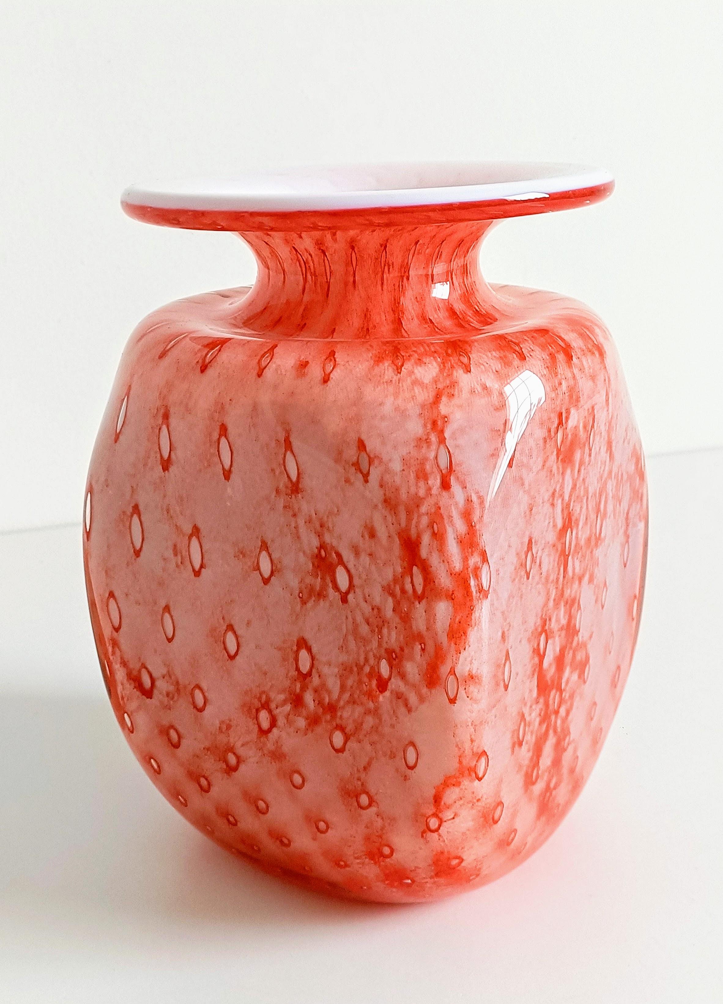 Murano-Kunstglasvase, Koralle und Rosa auf weißem Opalin, Italien, Mitte 20. im Angebot 1