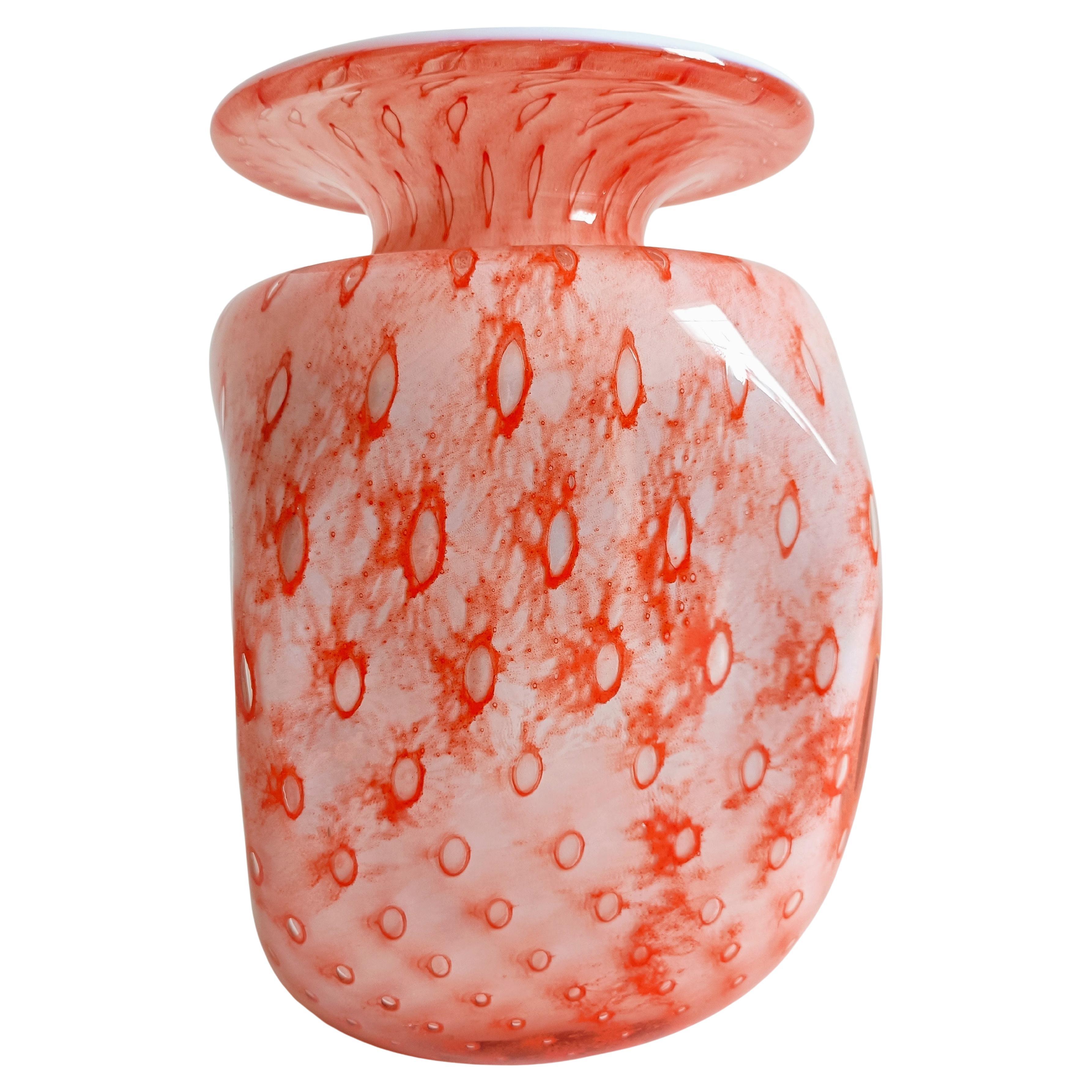 Vase en verre d'art de Murano, corail et rose sur opaline blanche, Italie, milieu du XXe siècle