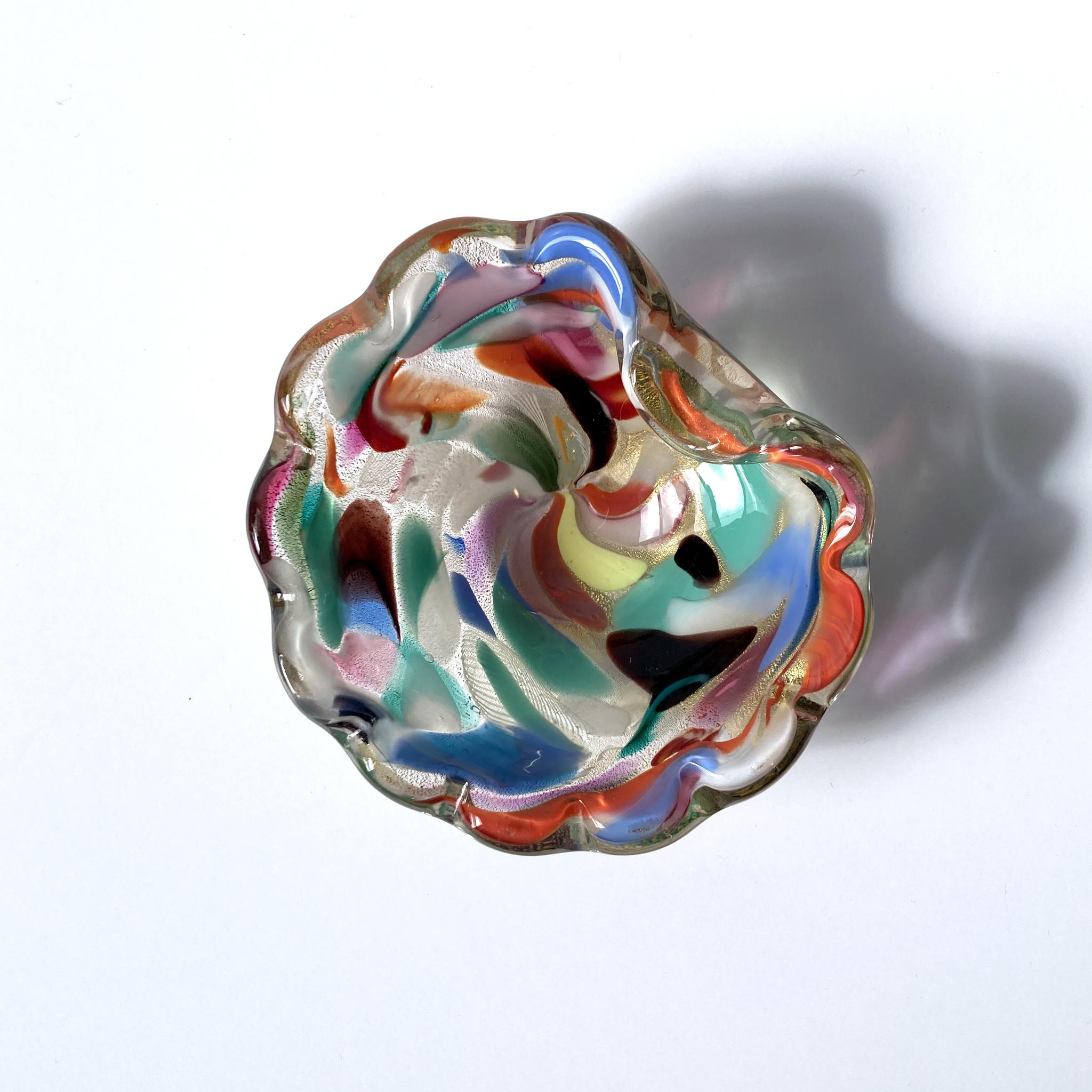 Wunderschöne, einzigartige mundgeblasene Murano-Videotasse. Kräftige Farben durchziehen diese Schale von Arte Vetraria Muranese (AVEM) mit gewelltem Rand und darunter liegendem Gold. Das Glas glitzert, wenn das Licht in verschiedenen Winkeln auf