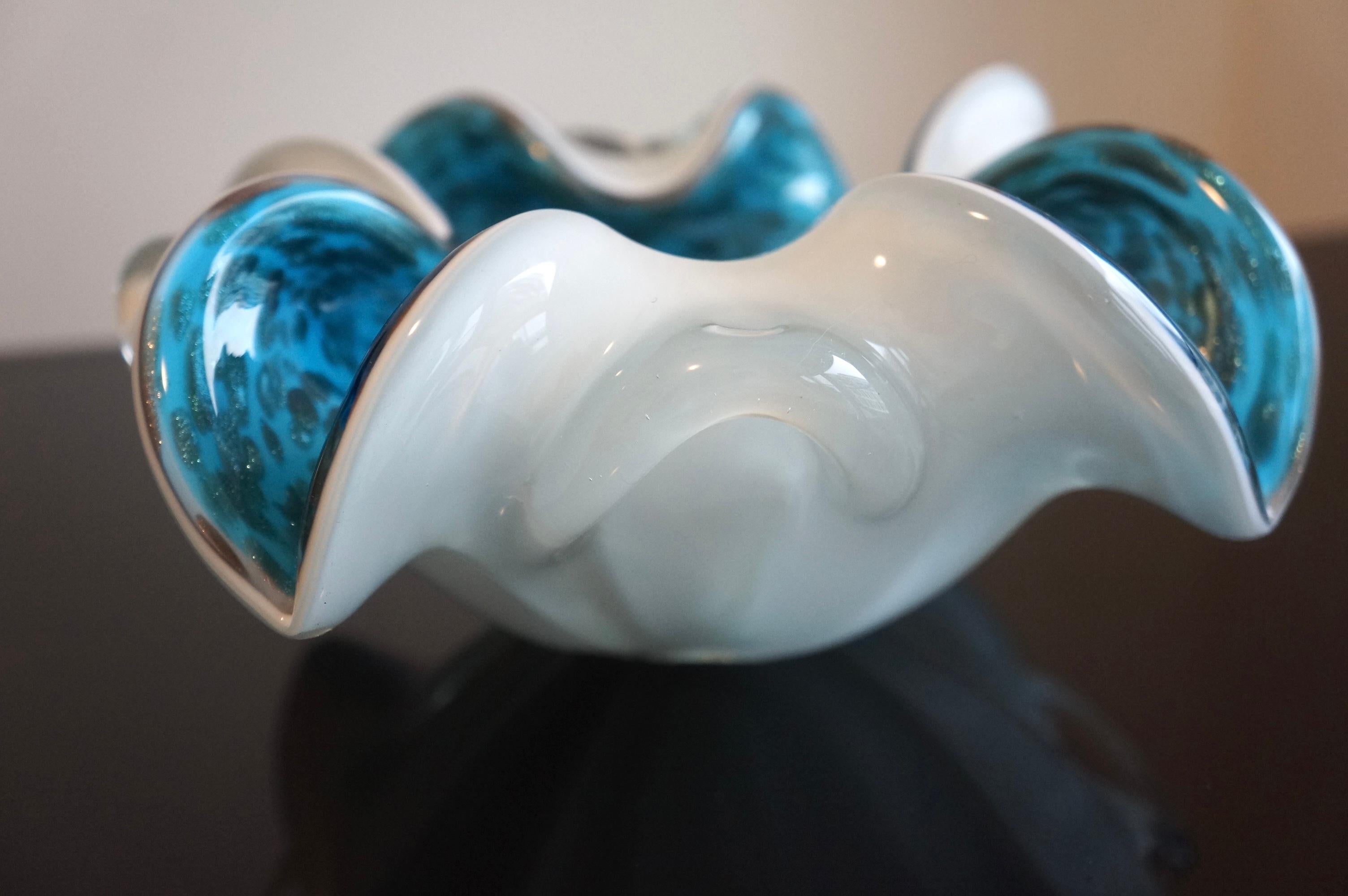 Mid-Century moderno Vetro artistico di Murano bianco e blu con macchie di avventurina in vendita