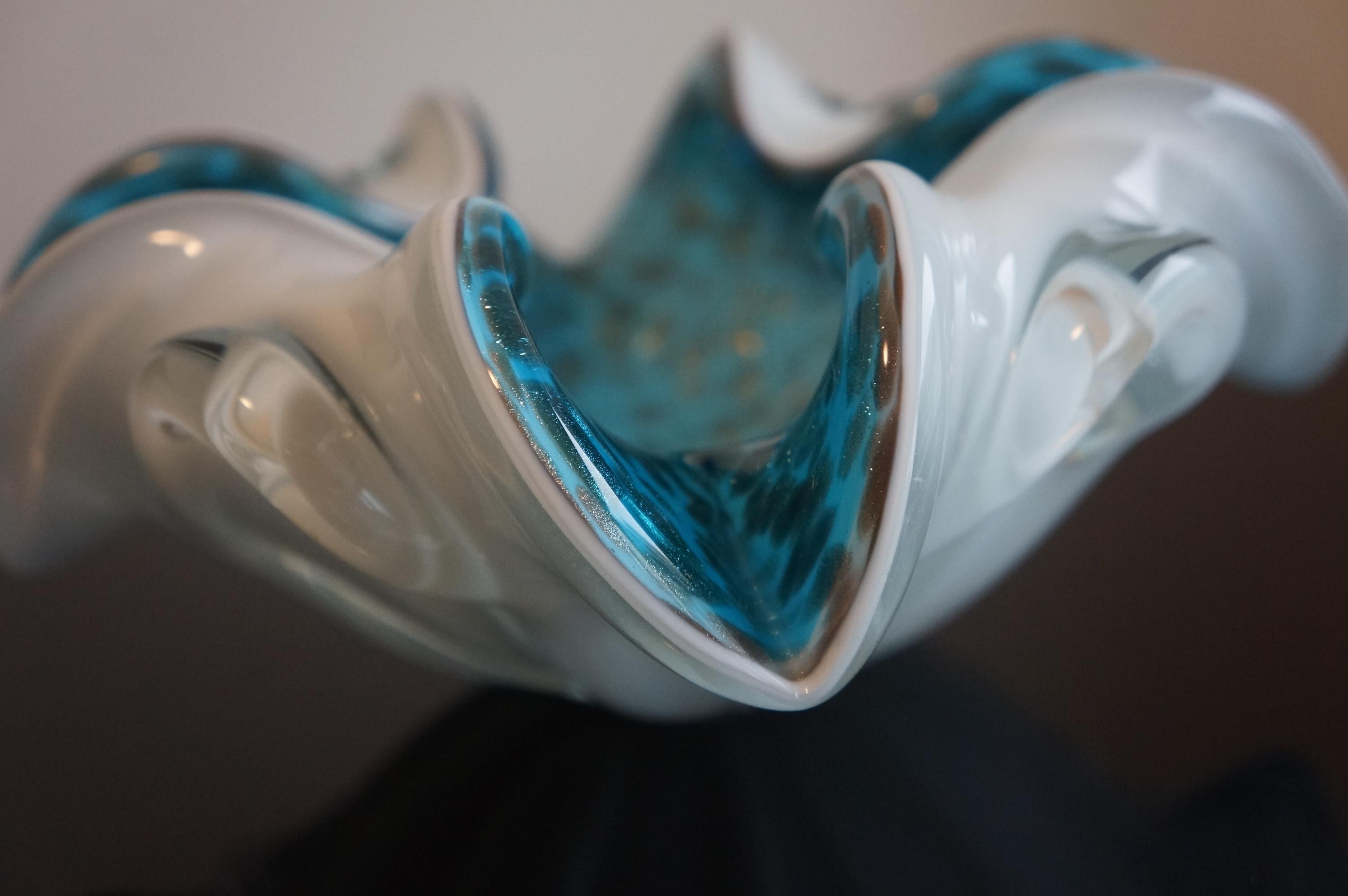 Verre d'art de Murano blanc et bleu avec mouchetures d'aventurine  Bon état - En vente à Toronto, ON