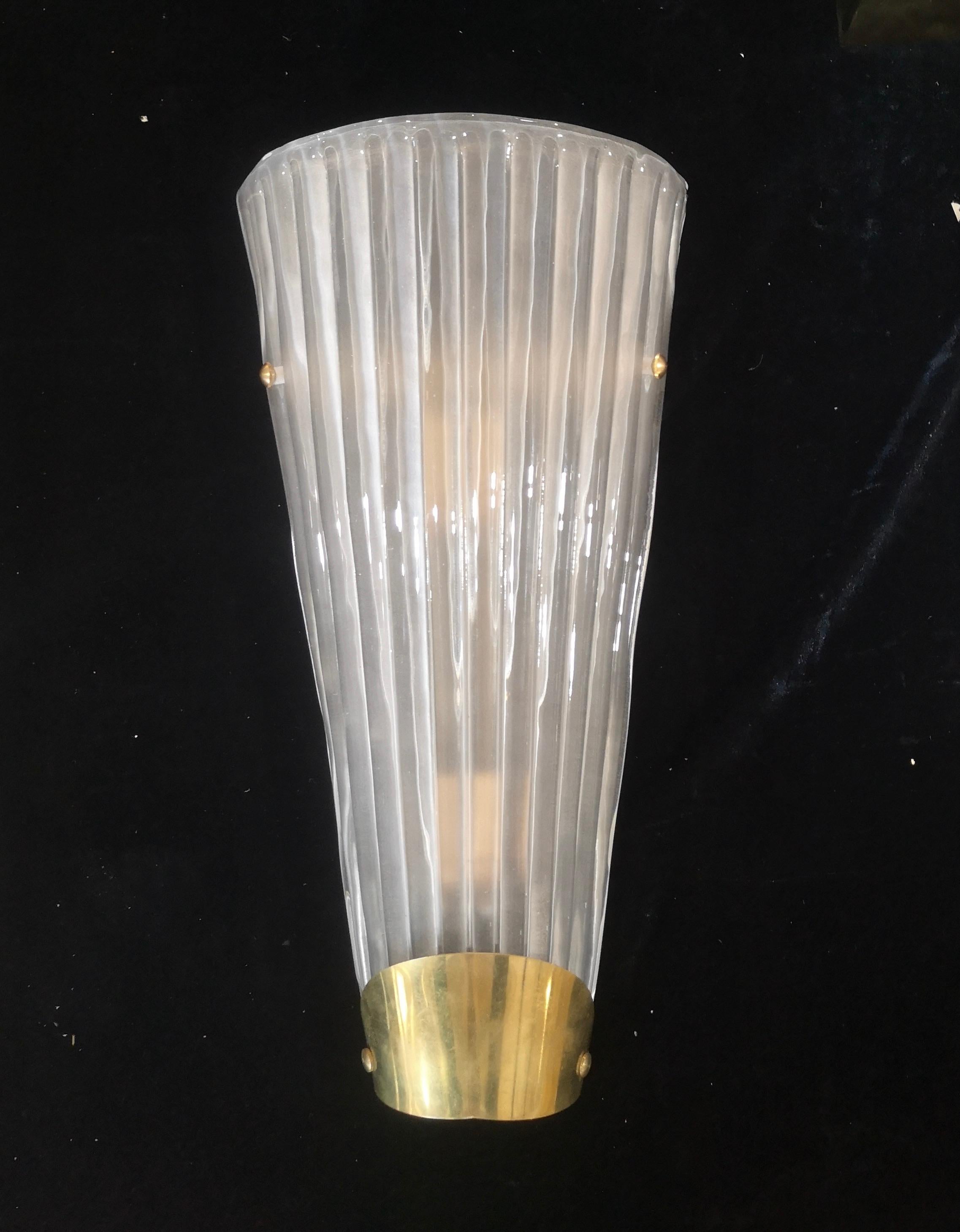 Bellissimo assemblaggio per questa applicazione in vetro di Murano. Un vetro molto particolare e raro da trovare, un vetro dall'effetto trasparente, sabbiato e inciso; il classico stile di Murano.

L'applicazione è composta da un bellissimo vetro a