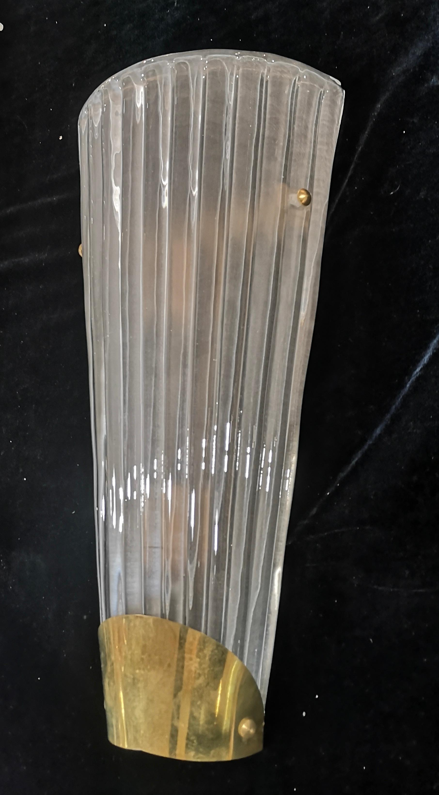 Ottone Applique e sconsigliate in vetro artistico di Murano, colore bianco e ottone, 2000 in vendita