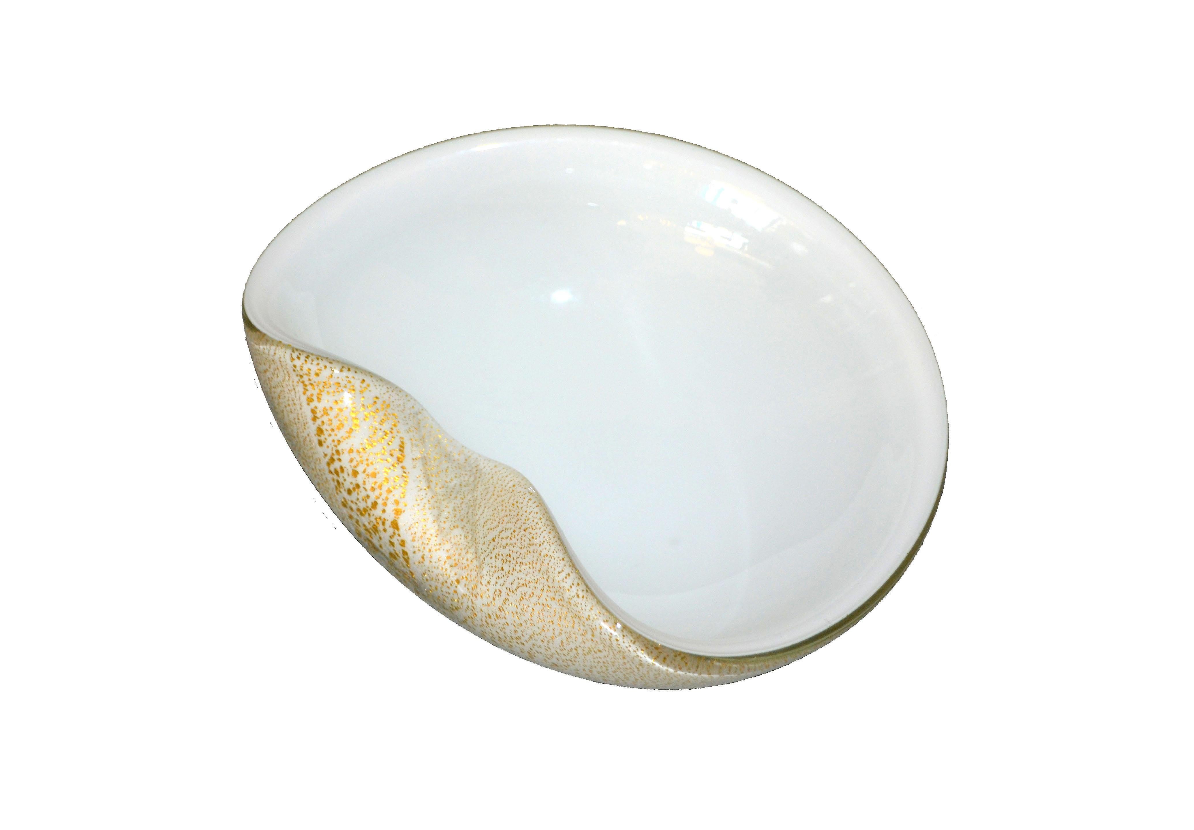 Murano Art Glass White and Gold Flecks Catchall, Bowl Inspired, Alfredo Barbini In Good Condition In Miami, FL
