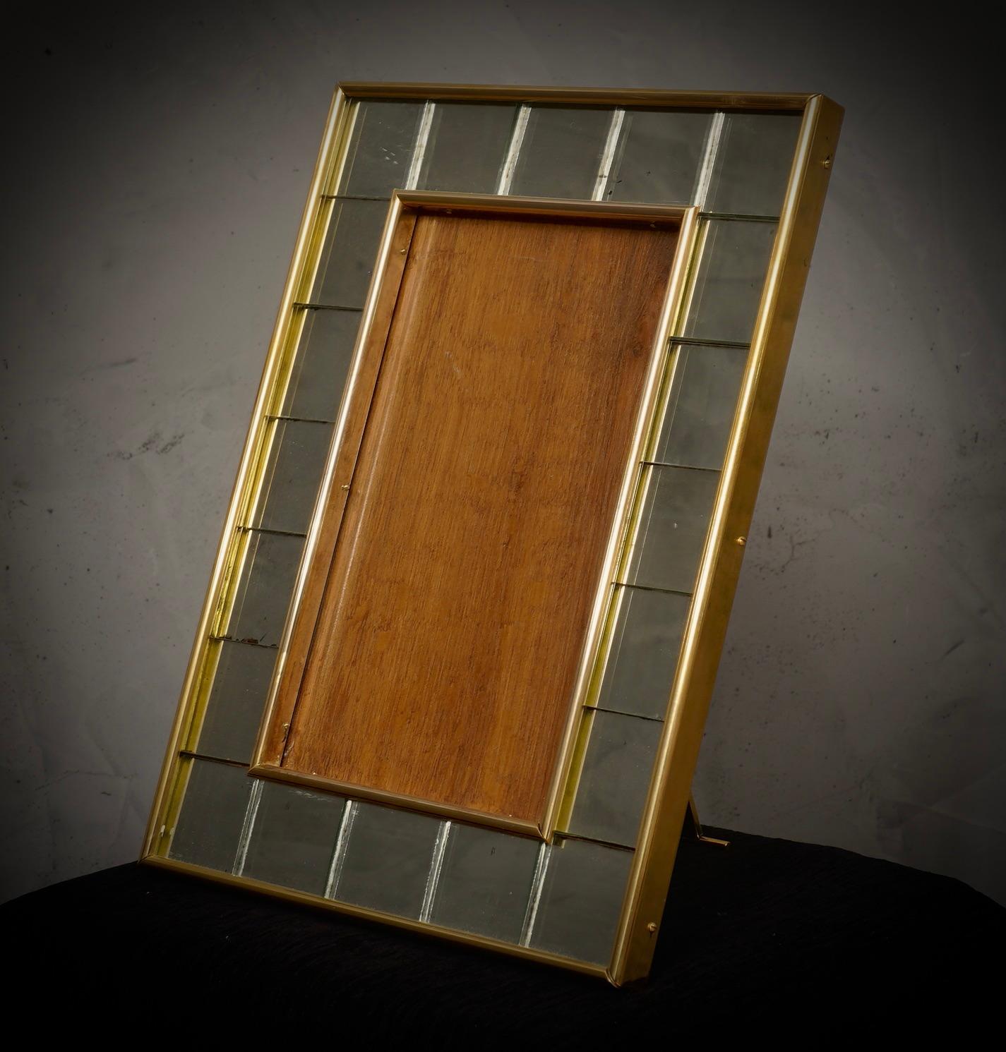 Splendid setting from the second half of the last century, The Murano furnaces create an indisputable timeless design, simple but elegant at the same time.

The frame is composed of a wooden structure on which small Murano mirrors have been placed;