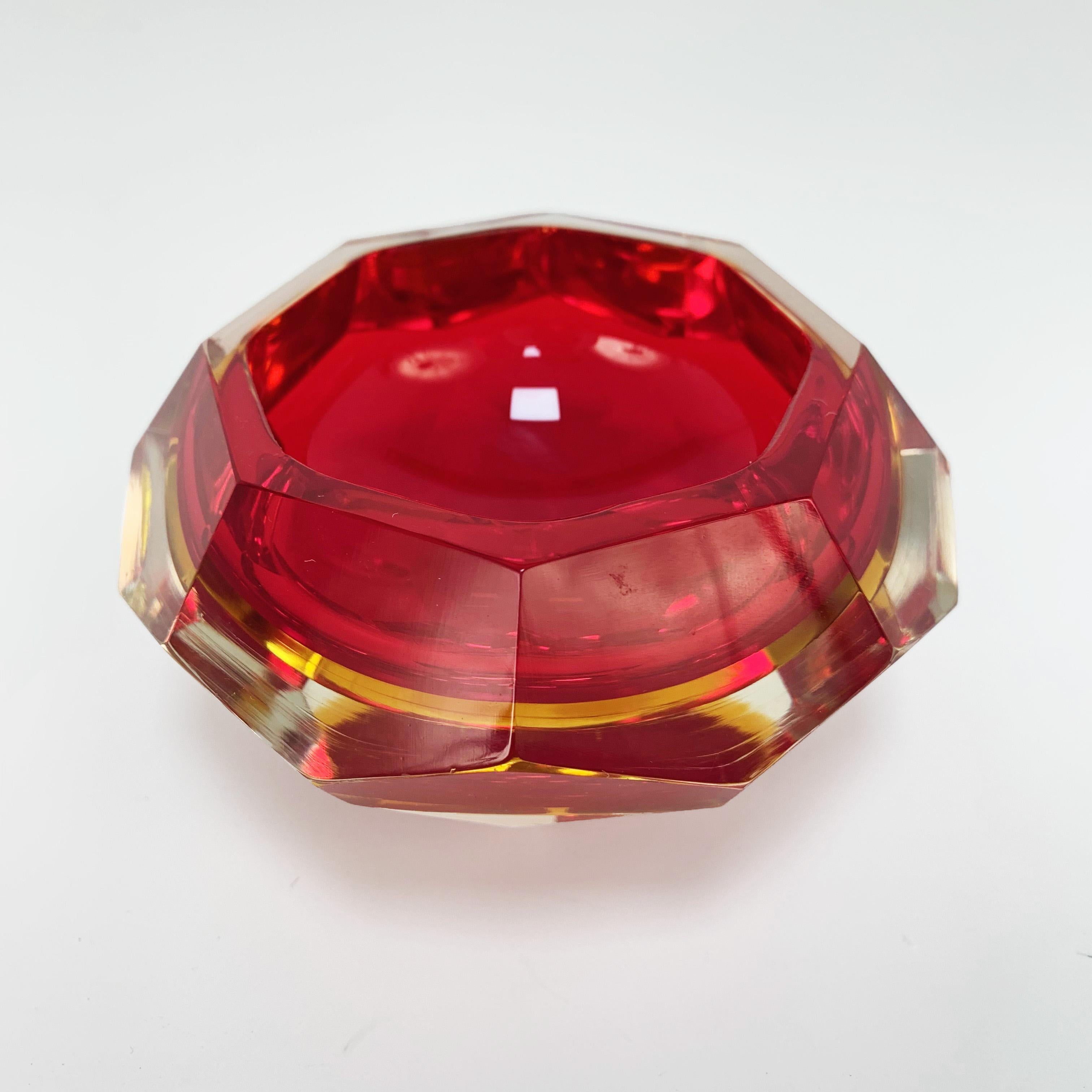 Cenicero de Murano, atribuible a Flavio Poli, Vetro Sommerso. Cristal facetado rojo, Italia, años 50.

No hay desconchones.