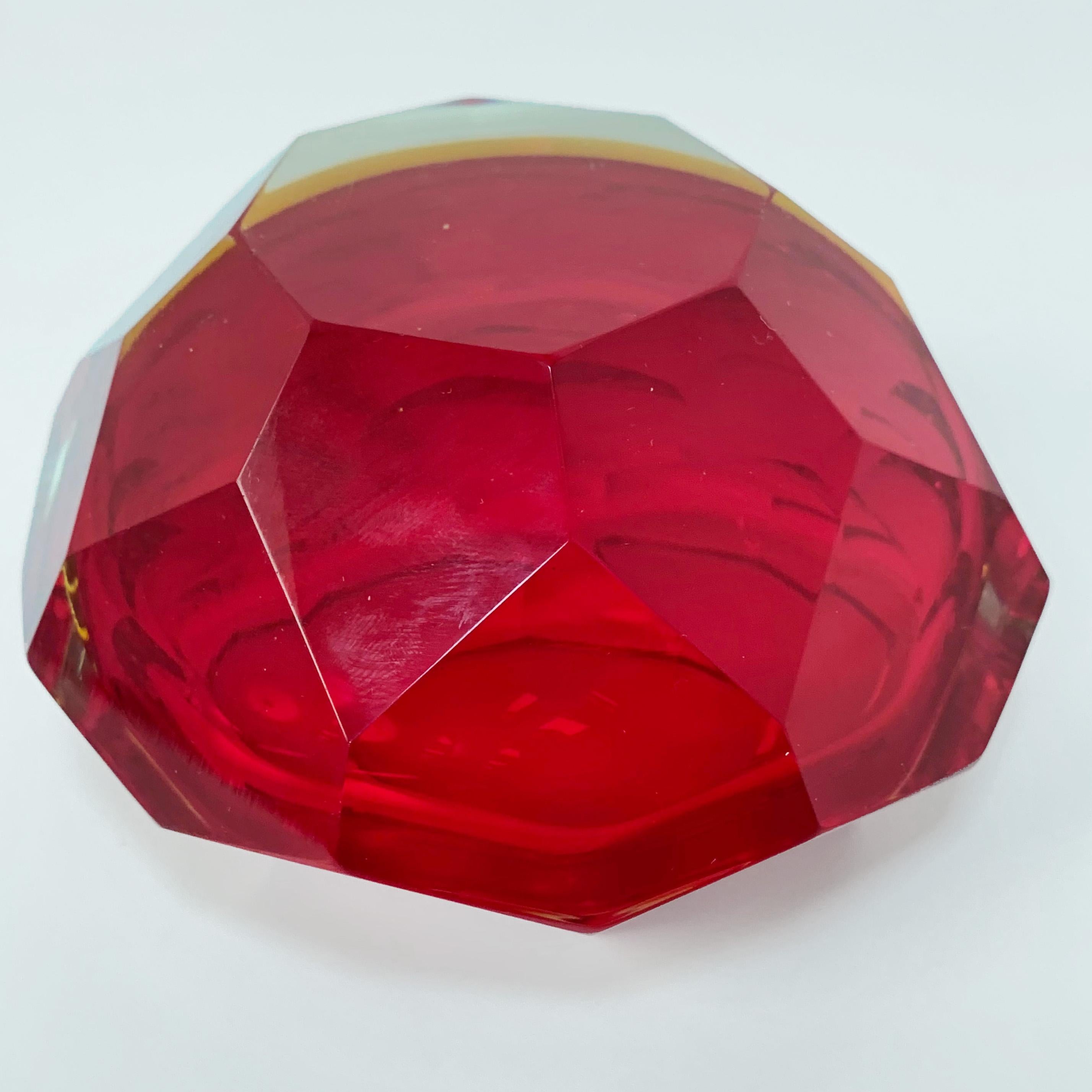 Murano Aschenbecher, Flavio Poli, versenktes Glas, rotes facettiertes Glas, Italien, 1950er Jahre im Angebot 1