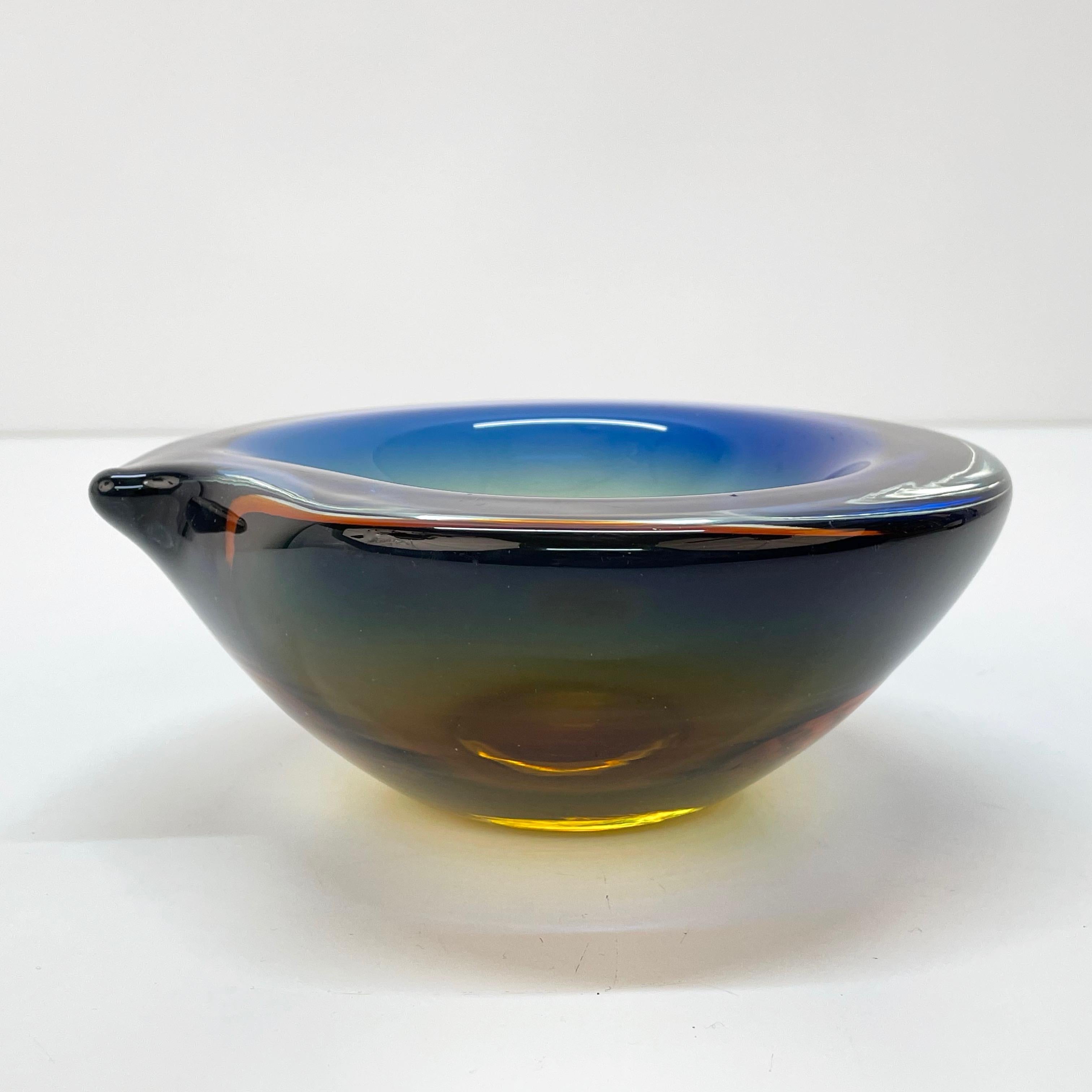 Cenicero o cuenco de Murano, vidrio sumergido azul ámbar de Flavio Poli, Italia, 1960 en venta 6
