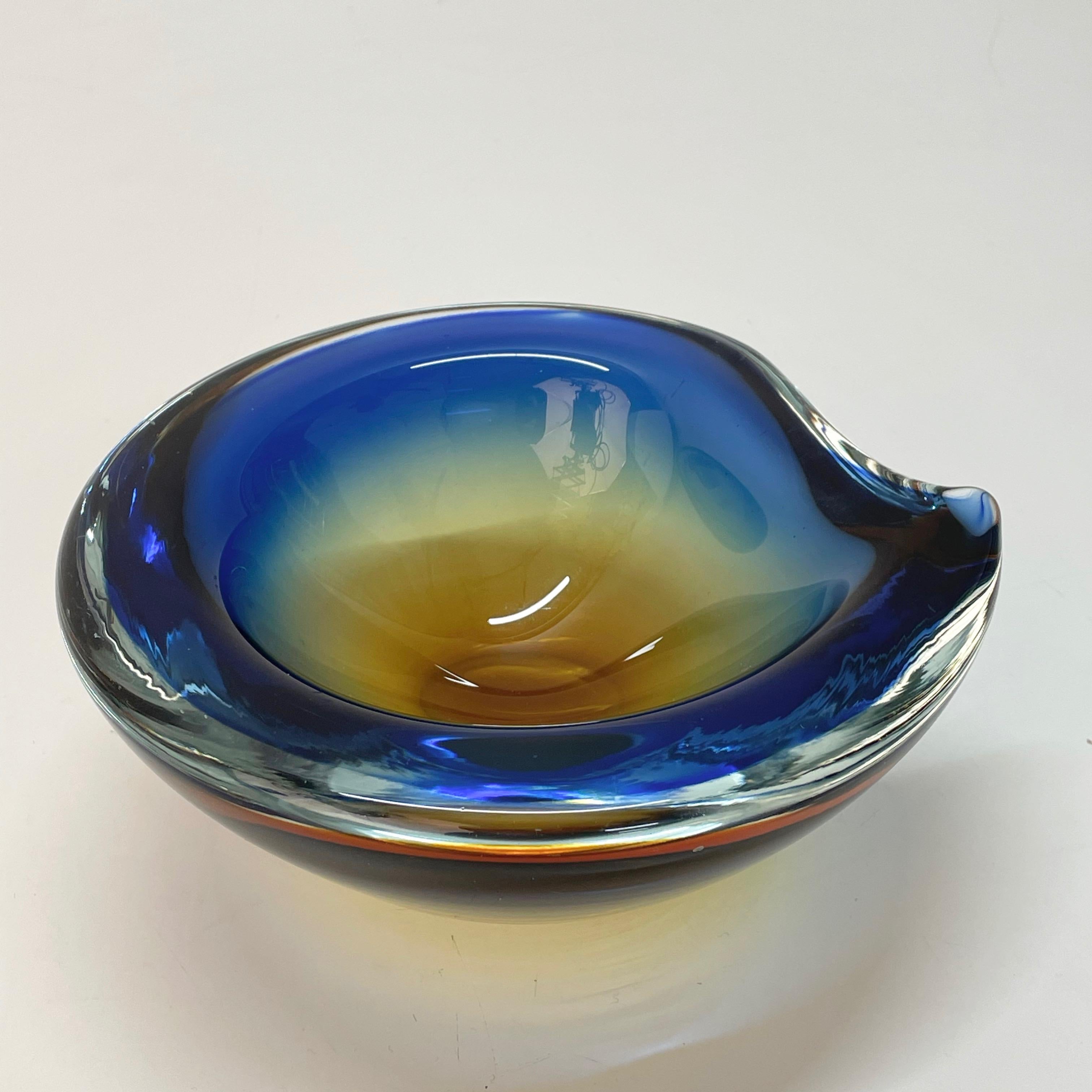 Murano Aschenbecher oder Schale, Flavio Poli Versenktes Glas Bernsteinblau, Italien, 1960 im Angebot 10