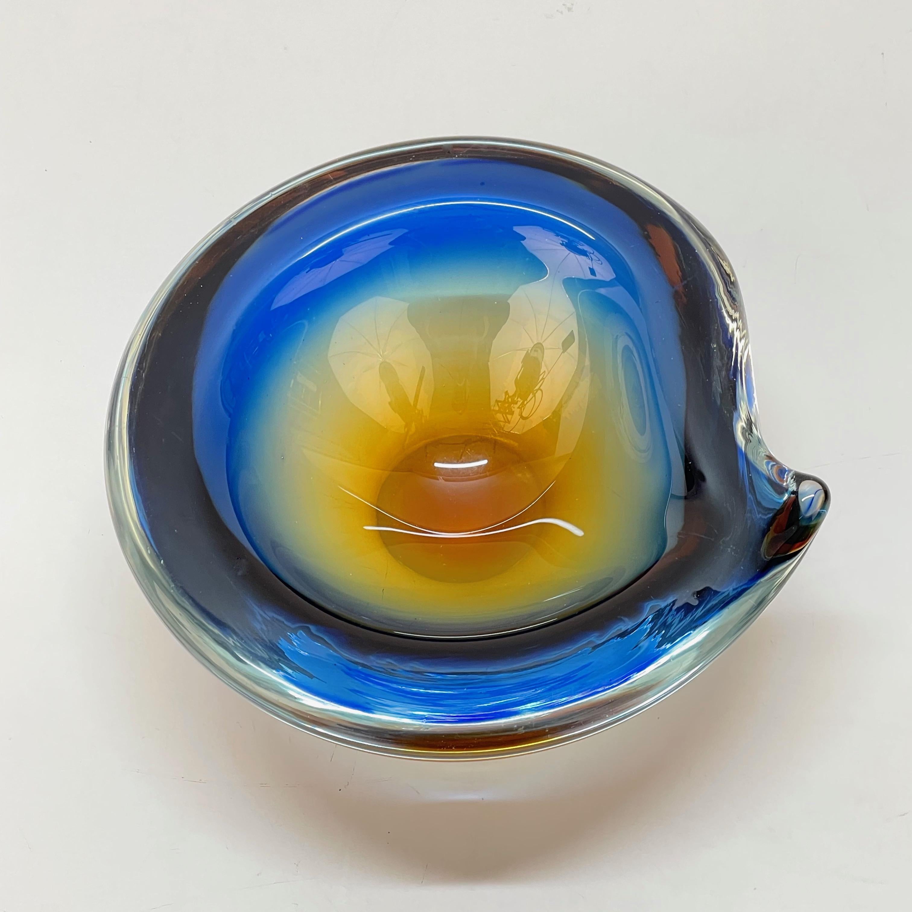 Murano Aschenbecher oder Schale, Flavio Poli Versenktes Glas Bernsteinblau, Italien, 1960 im Angebot 11