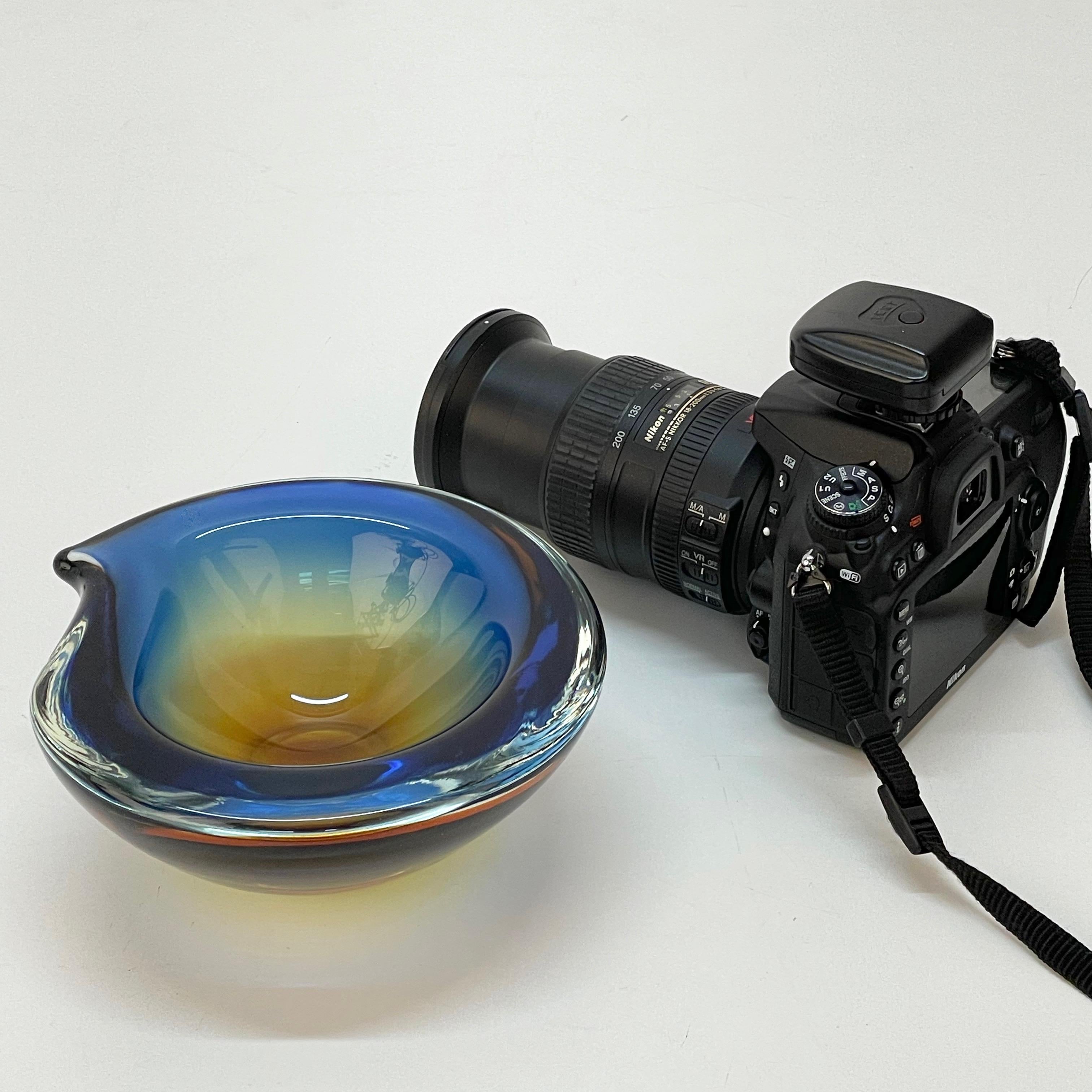 Cenicero o cuenco de Murano, vidrio sumergido azul ámbar de Flavio Poli, Italia, 1960 en venta 13