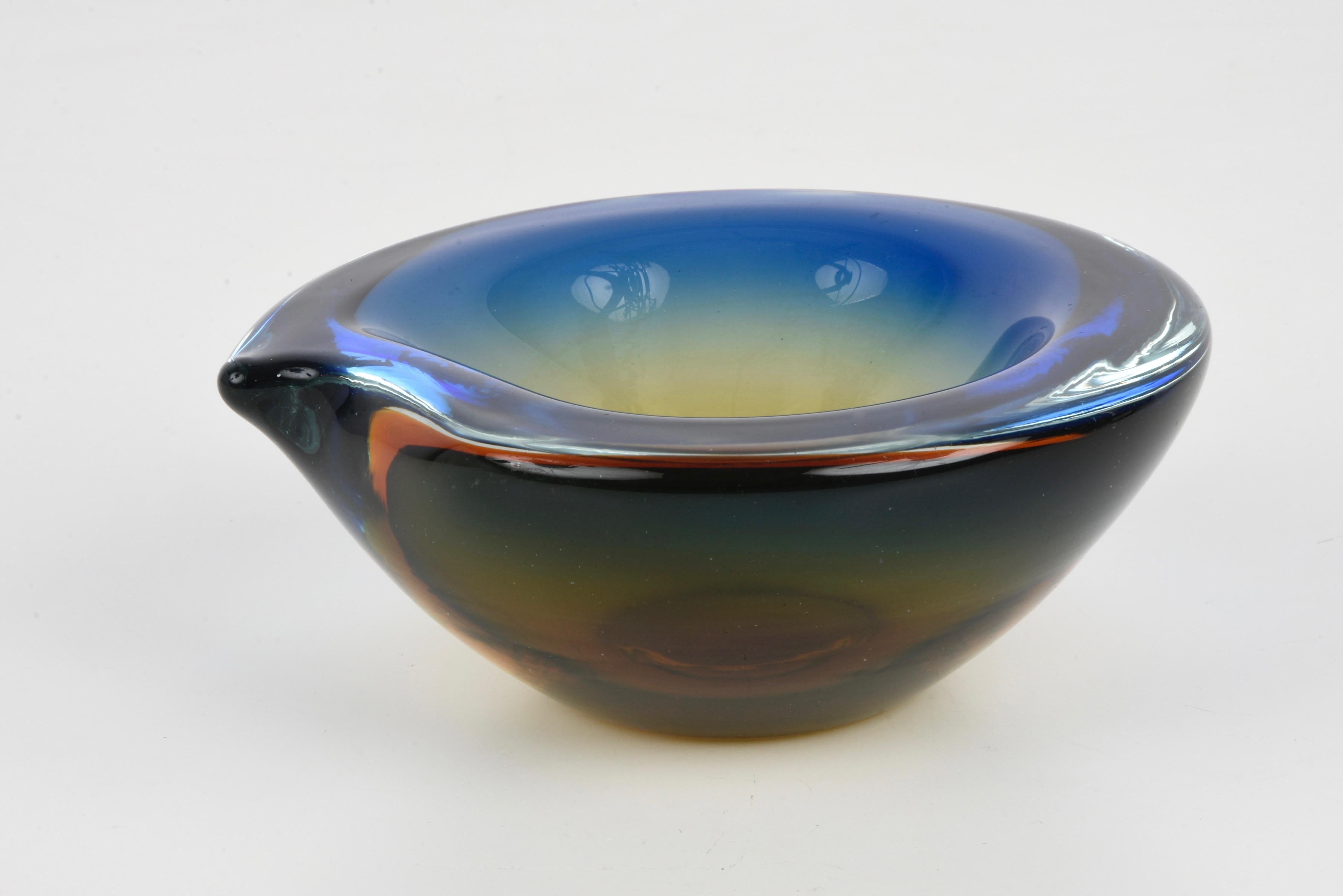 Cenicero o cuenco de Murano, vidrio sumergido azul ámbar de Flavio Poli, Italia, 1960 Moderno de mediados de siglo en venta