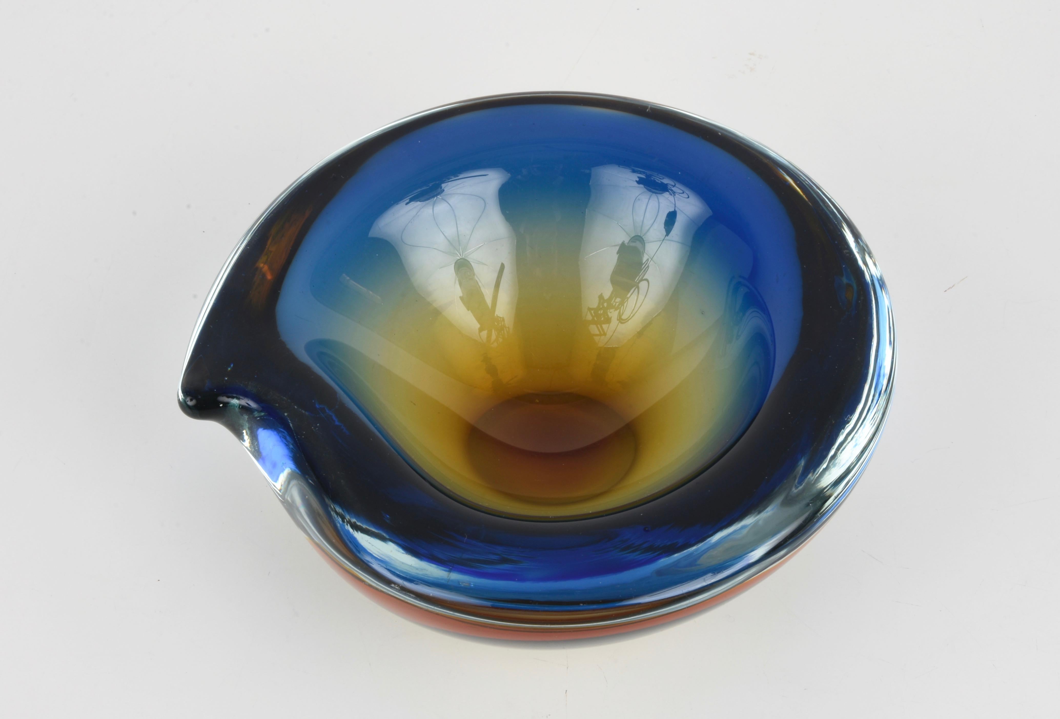 Cenicero o cuenco de Murano, vidrio sumergido azul ámbar de Flavio Poli, Italia, 1960 Italiano en venta