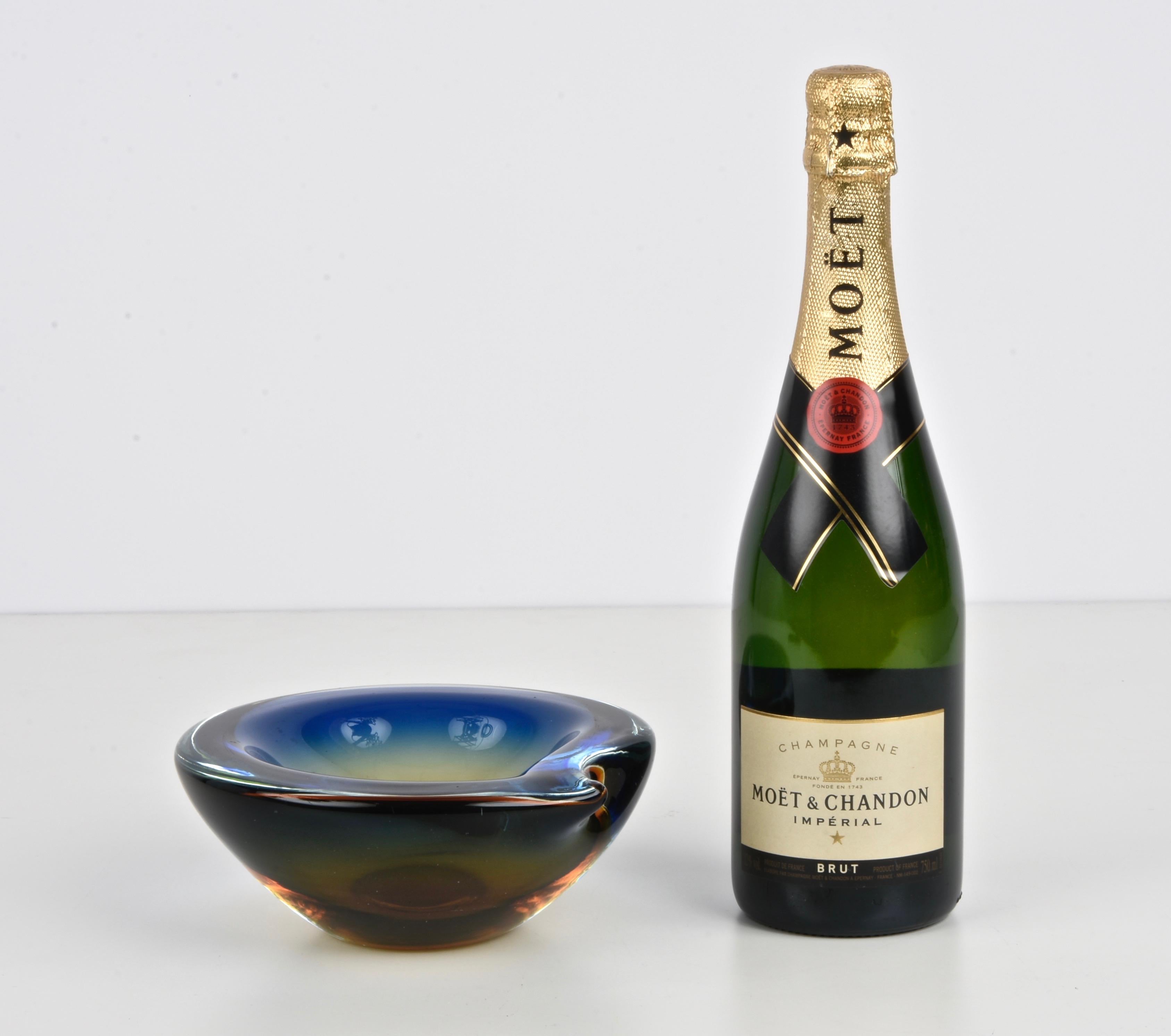 Cenicero o cuenco de Murano, vidrio sumergido azul ámbar de Flavio Poli, Italia, 1960 en venta 1