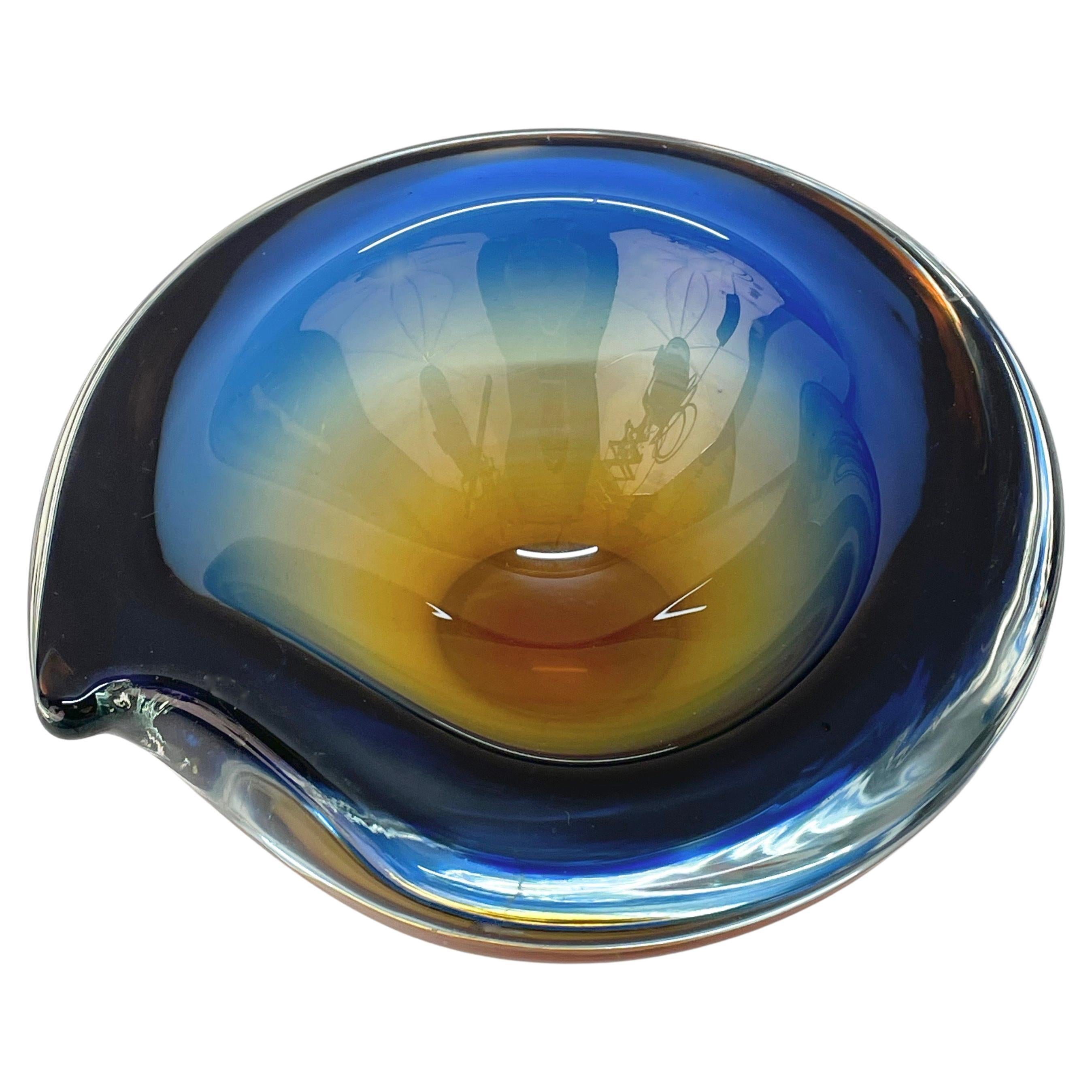 Murano Aschenbecher oder Schale, Flavio Poli Versenktes Glas Bernsteinblau, Italien, 1960 im Angebot