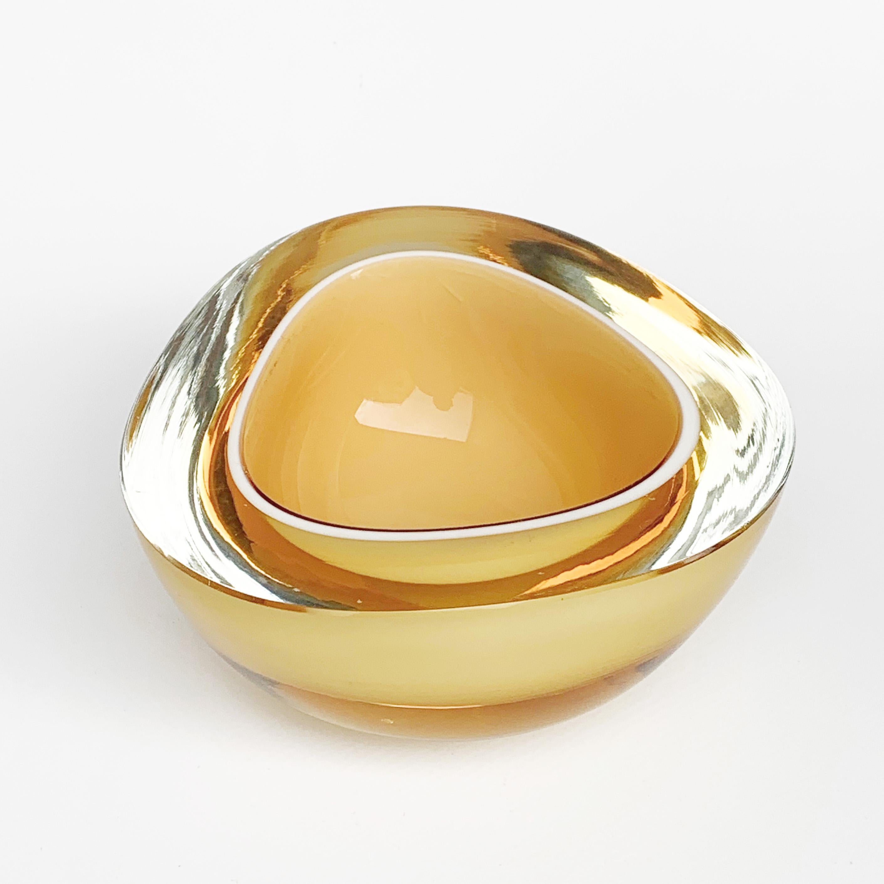 A beautiful glass of yellow cream coated Murano.
Ashtray or bowl, attributable to Flavio Poli, Vetro Sommerso.

No chipping.
 