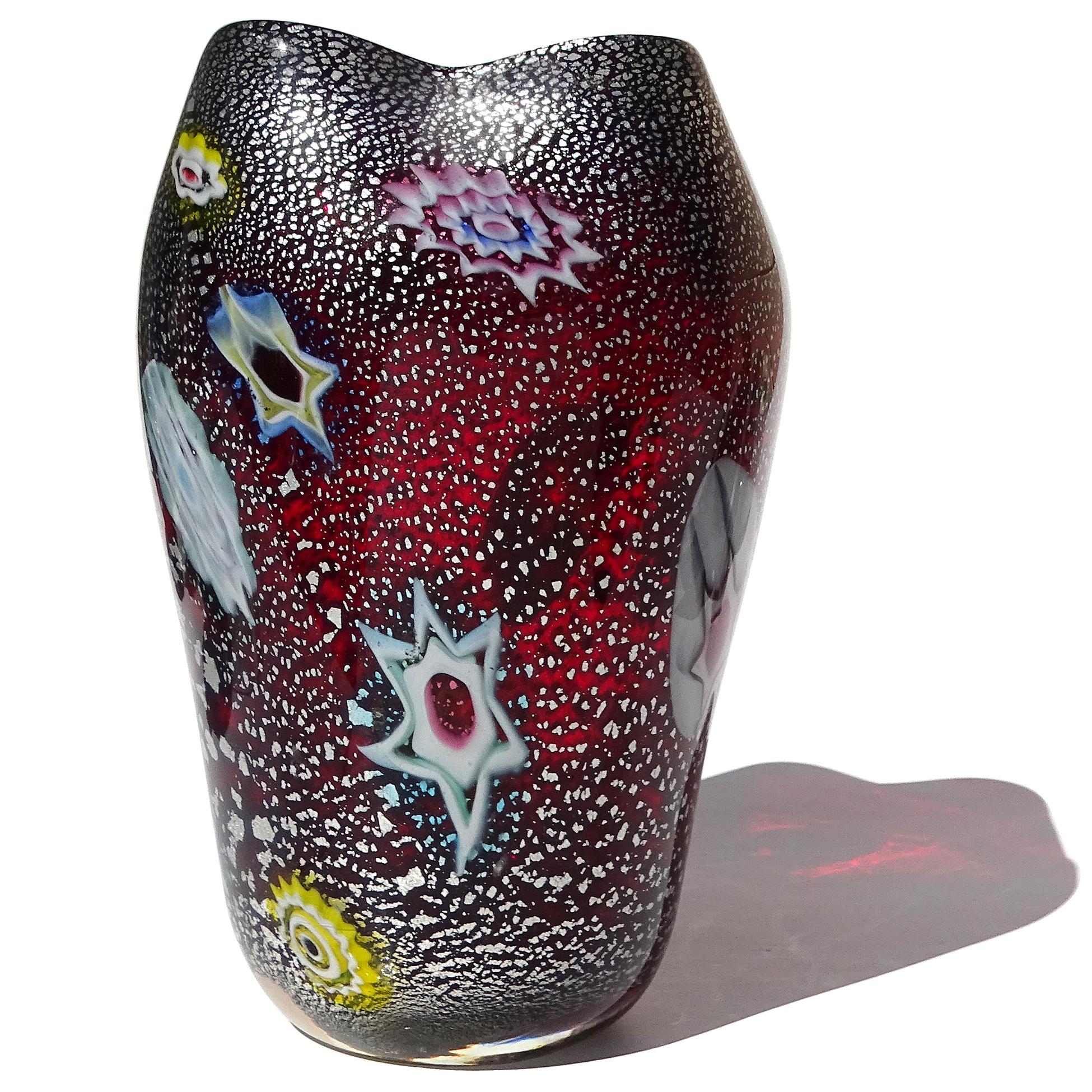 Murano AVeM Flores Millefiori Rojas Motas de Plata Florero de Vidrio Artístico Italiano Moderno de mediados de siglo en venta