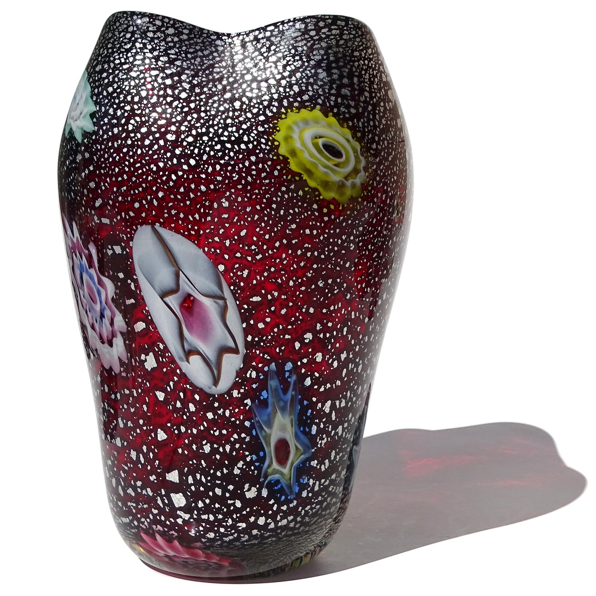 Murano AVeM Flores Millefiori Rojas Motas de Plata Florero de Vidrio Artístico Italiano en Bueno estado para la venta en Kissimmee, FL