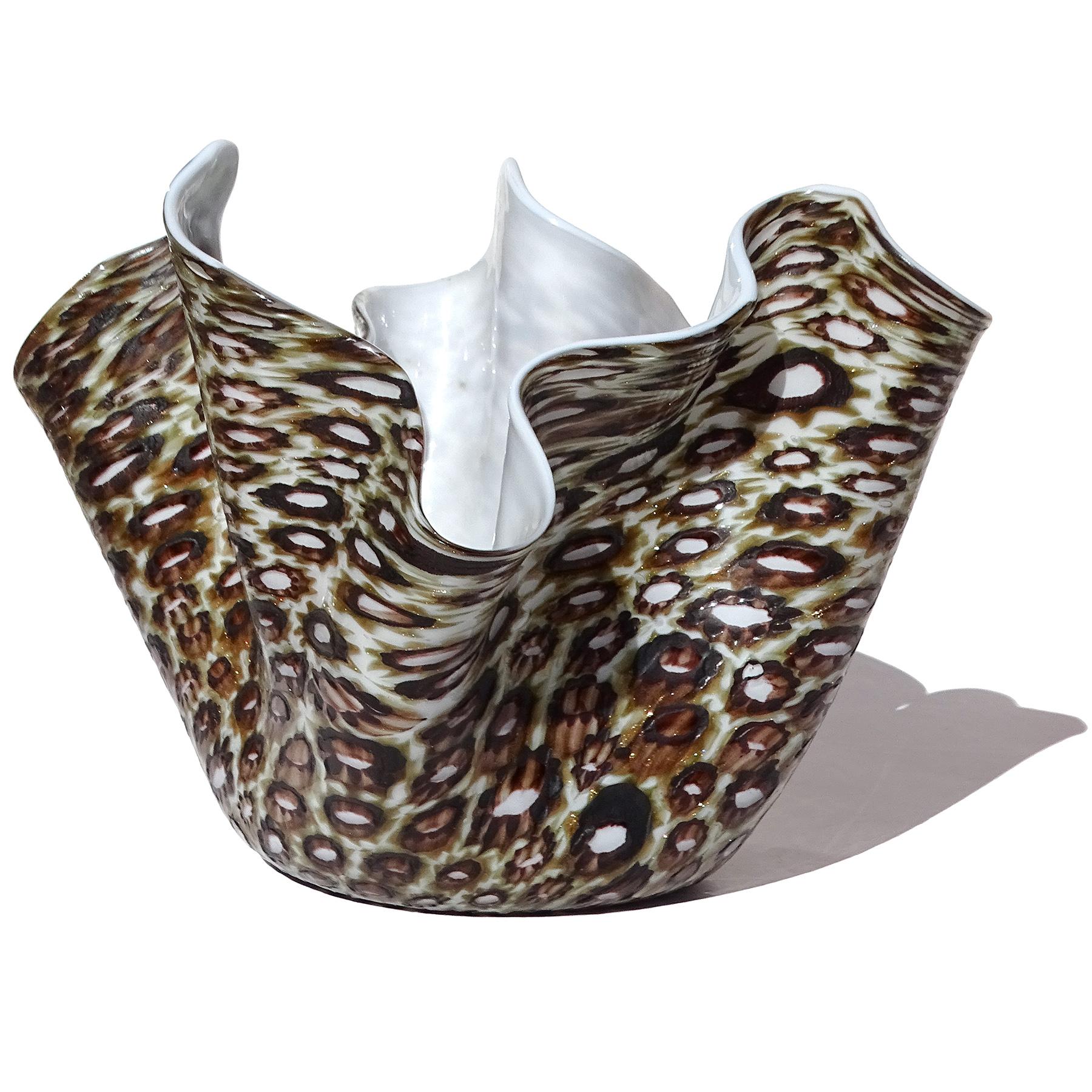 Precioso jarrón fazzoletto vintage de Murano soplado a mano en blanco y con motas de aventurina, de vidrio artístico italiano millefiori con flores/estrellas de pañuelo. Documentado a la empresa Fratelli Toso. El jarrón tiene un dibujo muy poco