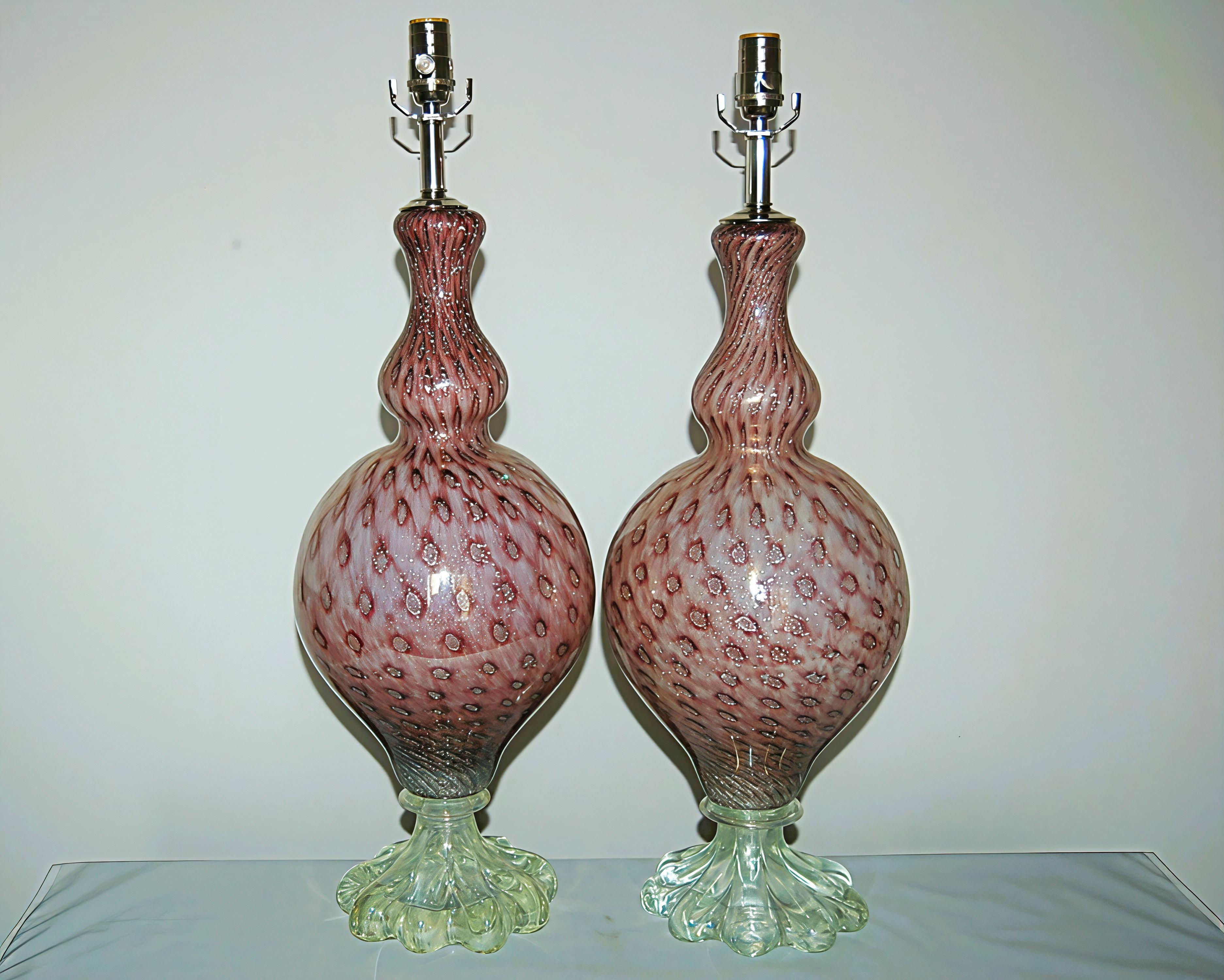 Preciosos trozos de cristal con diseño PEACOCK en color LÁMBAR, con motas de PLATA en su interior. Burbujas controladas y base de pétalos tipo bailarina de cristal transparente. ¡Muy elegante y grandioso!

Miden 28 pulgadas desde el tablero hasta la