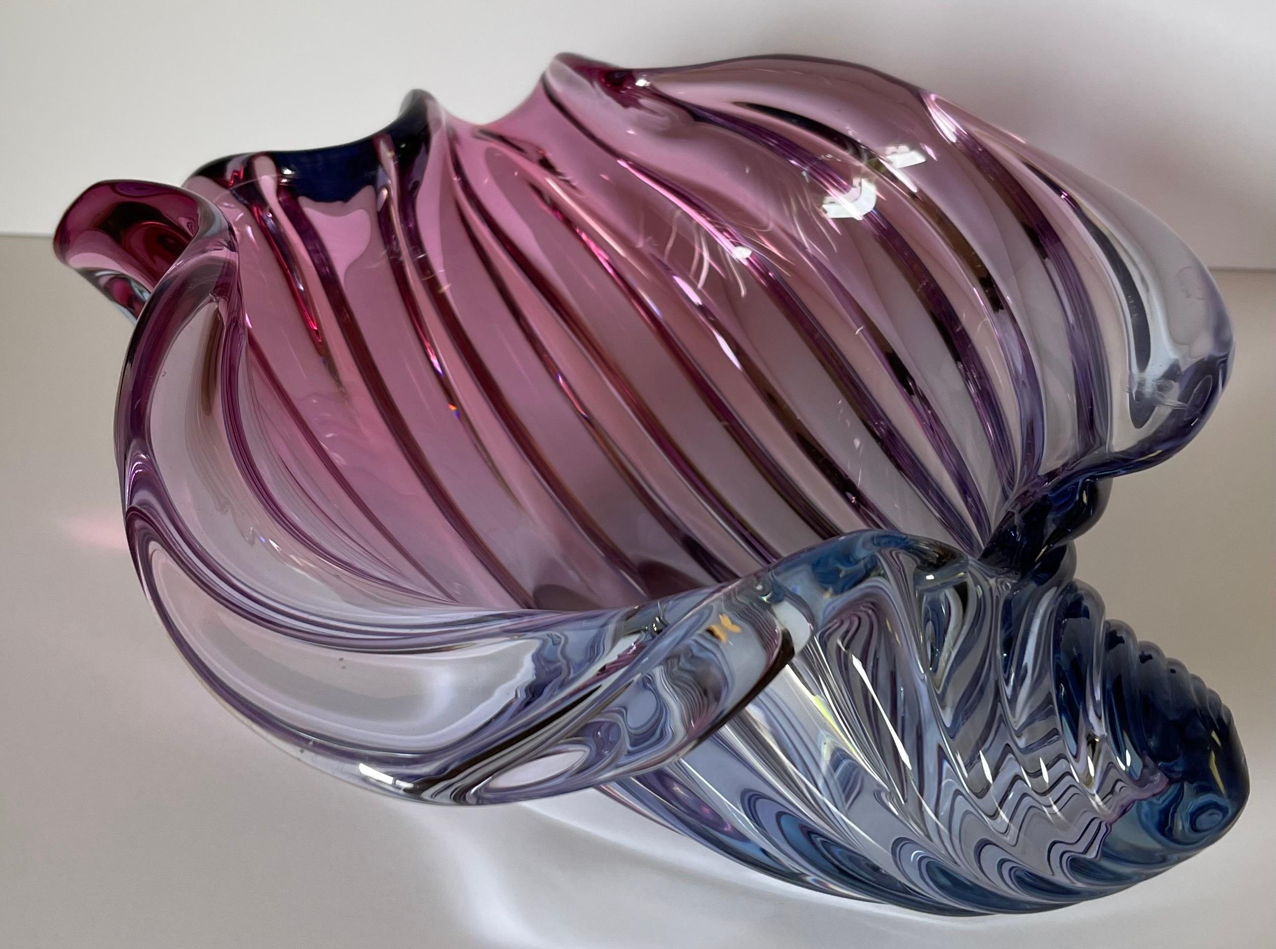 Große Schale aus mundgeblasenem Murano Barbini-Glas, die für Aufsehen sorgt. Rosa/lila/klares geblasenes Glas. Keine Herstellermarke oder Signatur. 