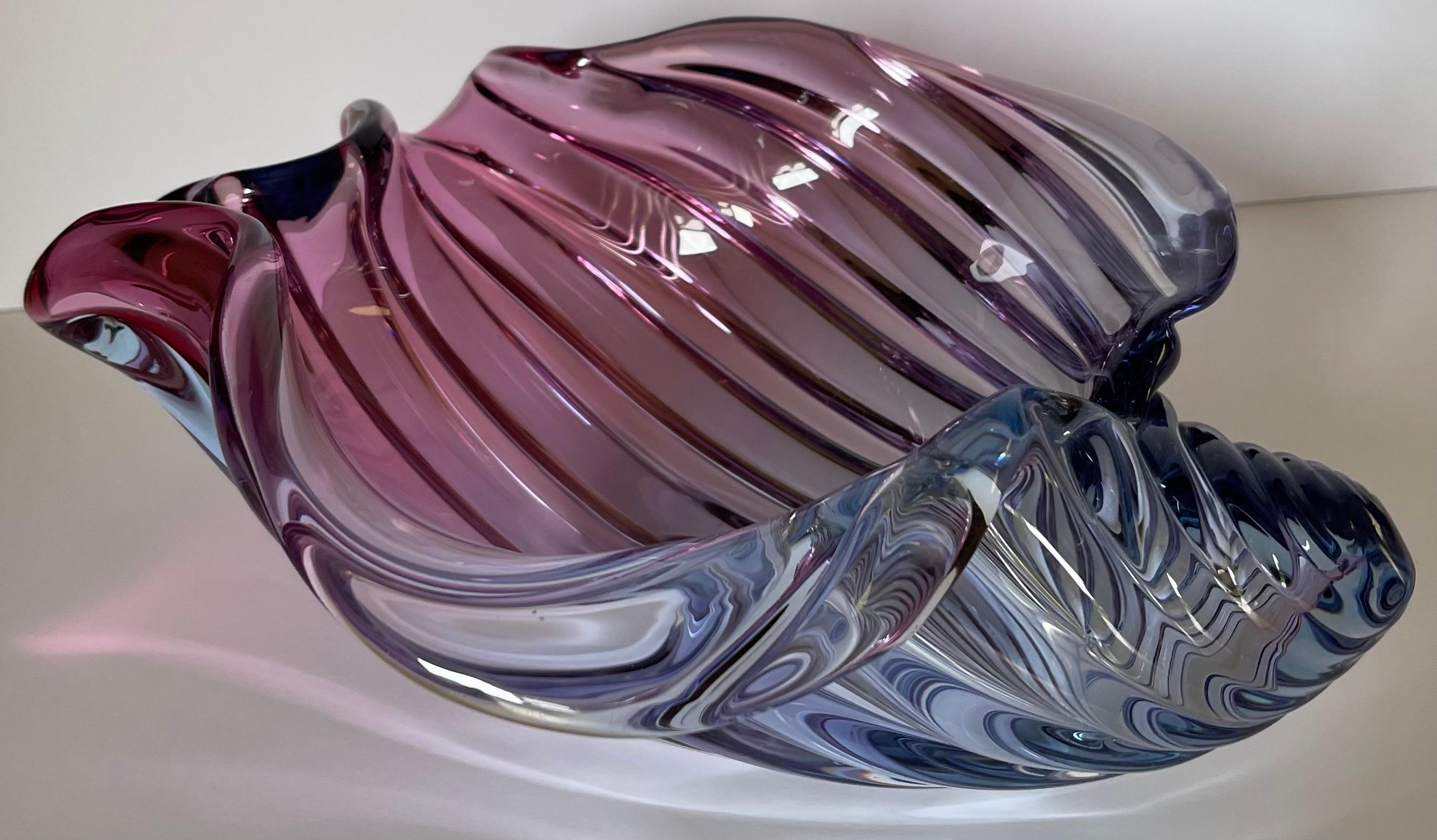Fine XX secolo Ciotola con conchiglia grande in vetro soffiato rosa e viola di Murano Barbini in vendita