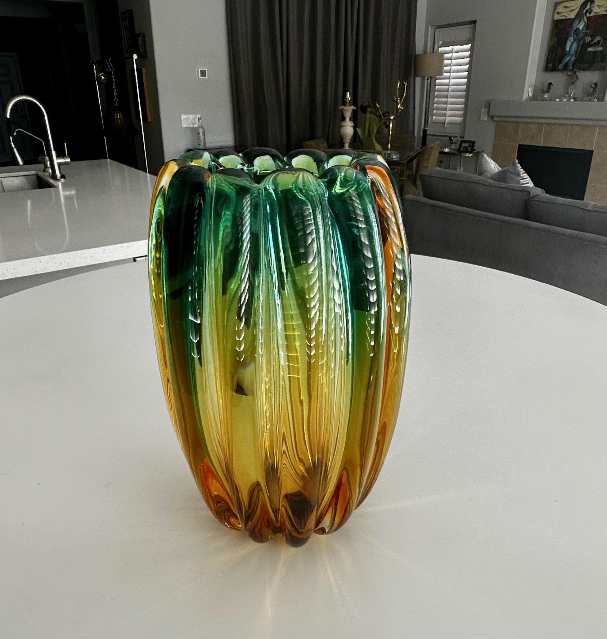 Vaso in vetro artistico di Murano a coste spesse color ambra/oro e verde di Alfredo Barbini.
