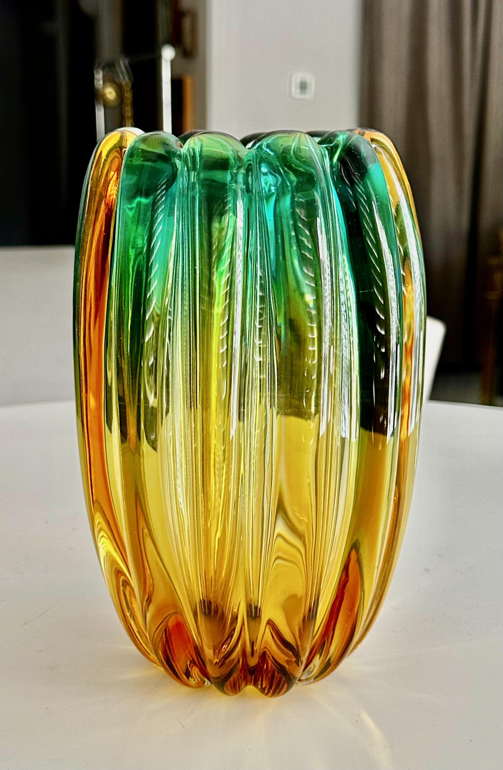 Italiano Vaso di Murano Barbini in vetro verde Greene & Greene a coste