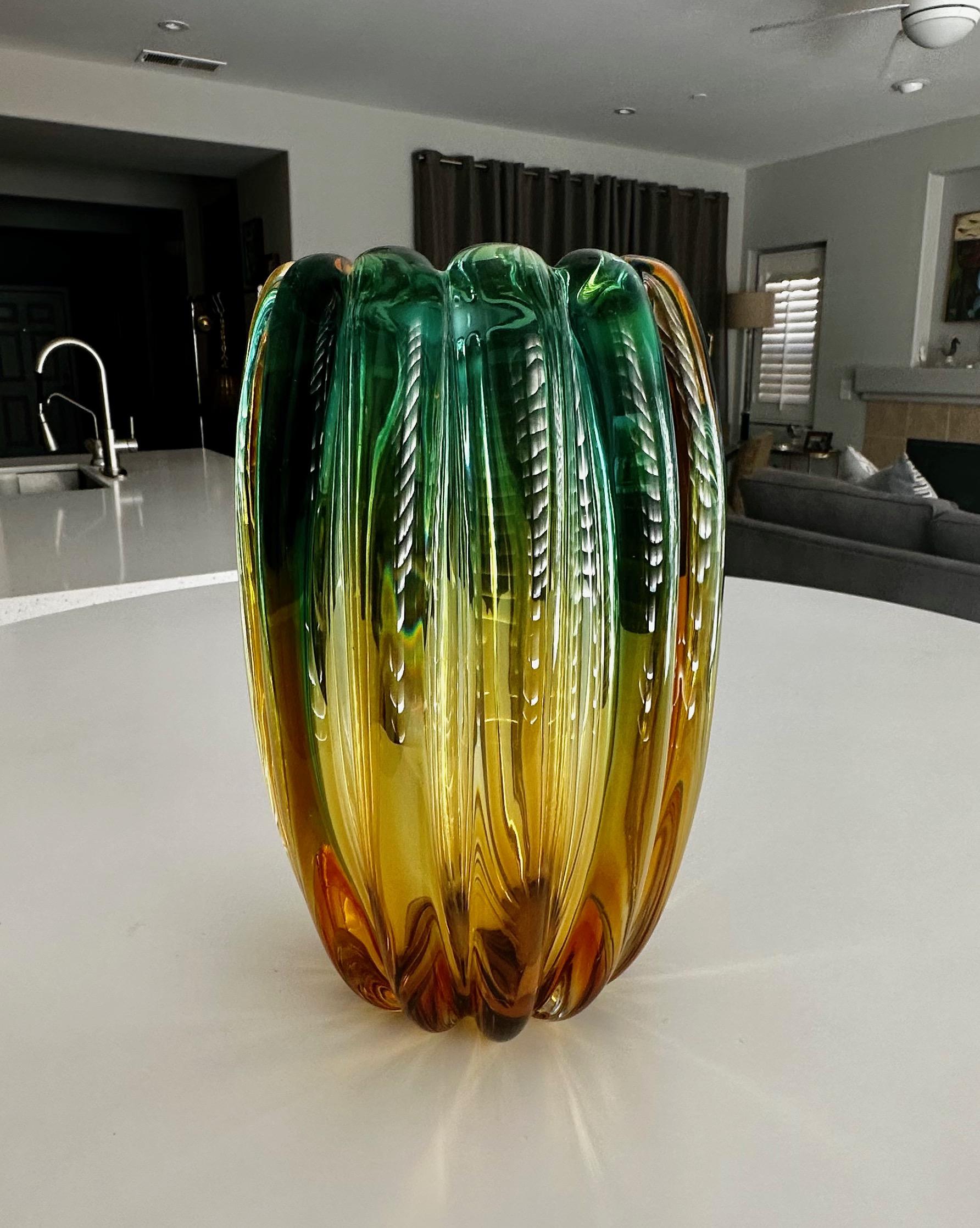 Vaso di Murano Barbini in vetro verde Greene & Greene a coste In condizioni buone a Palm Springs, CA