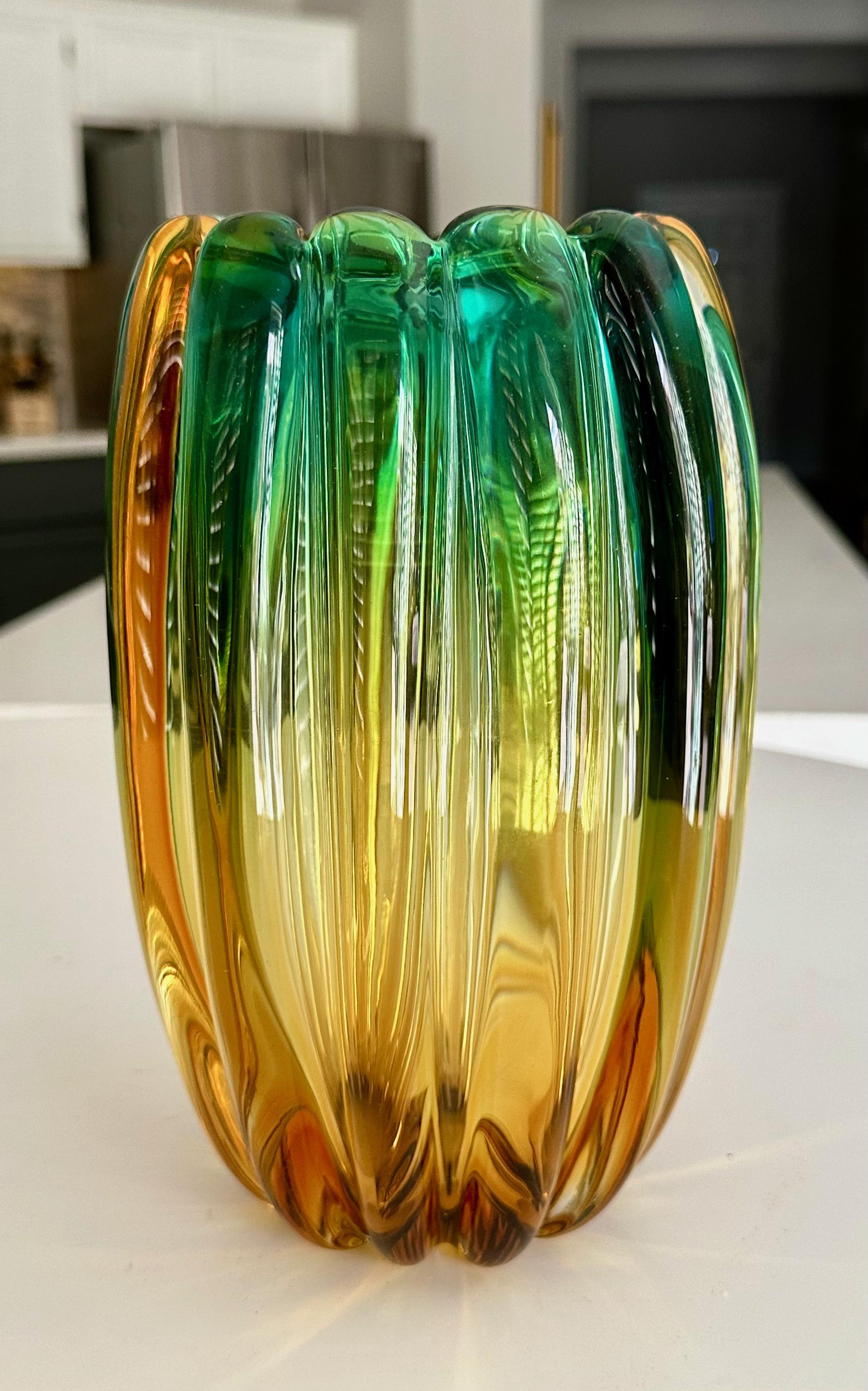 Metà XX secolo Vaso di Murano Barbini in vetro verde Greene & Greene a coste