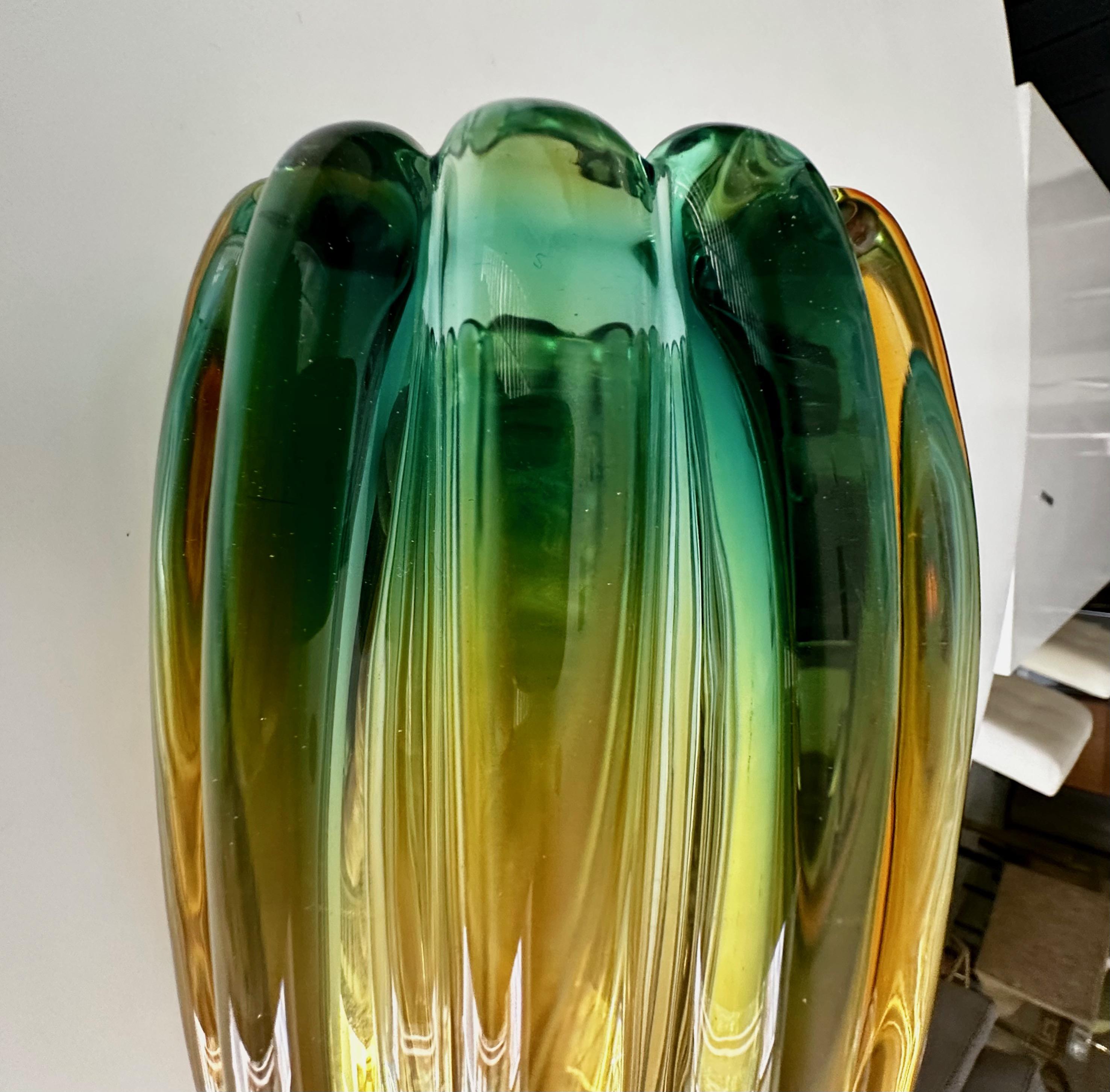 Vaso di Murano Barbini in vetro verde Greene & Greene a coste 1