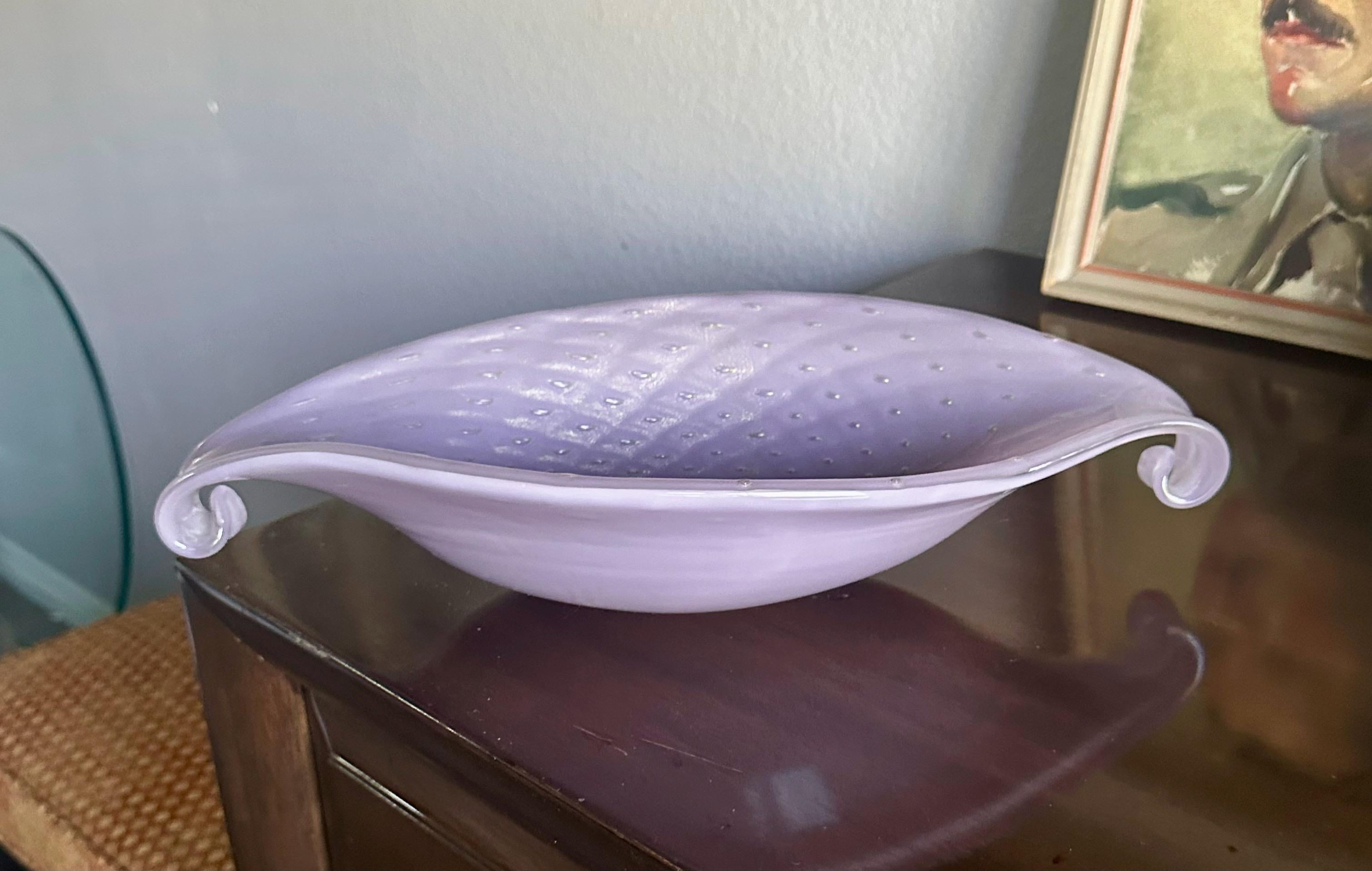 Vintage Murano Italian handblown lavender purple colored oval shape or centerpiece by Alfredo Barbini. À l'intérieur du verre lavande se trouvent des inclusions d'or et des bulles contrôlées.