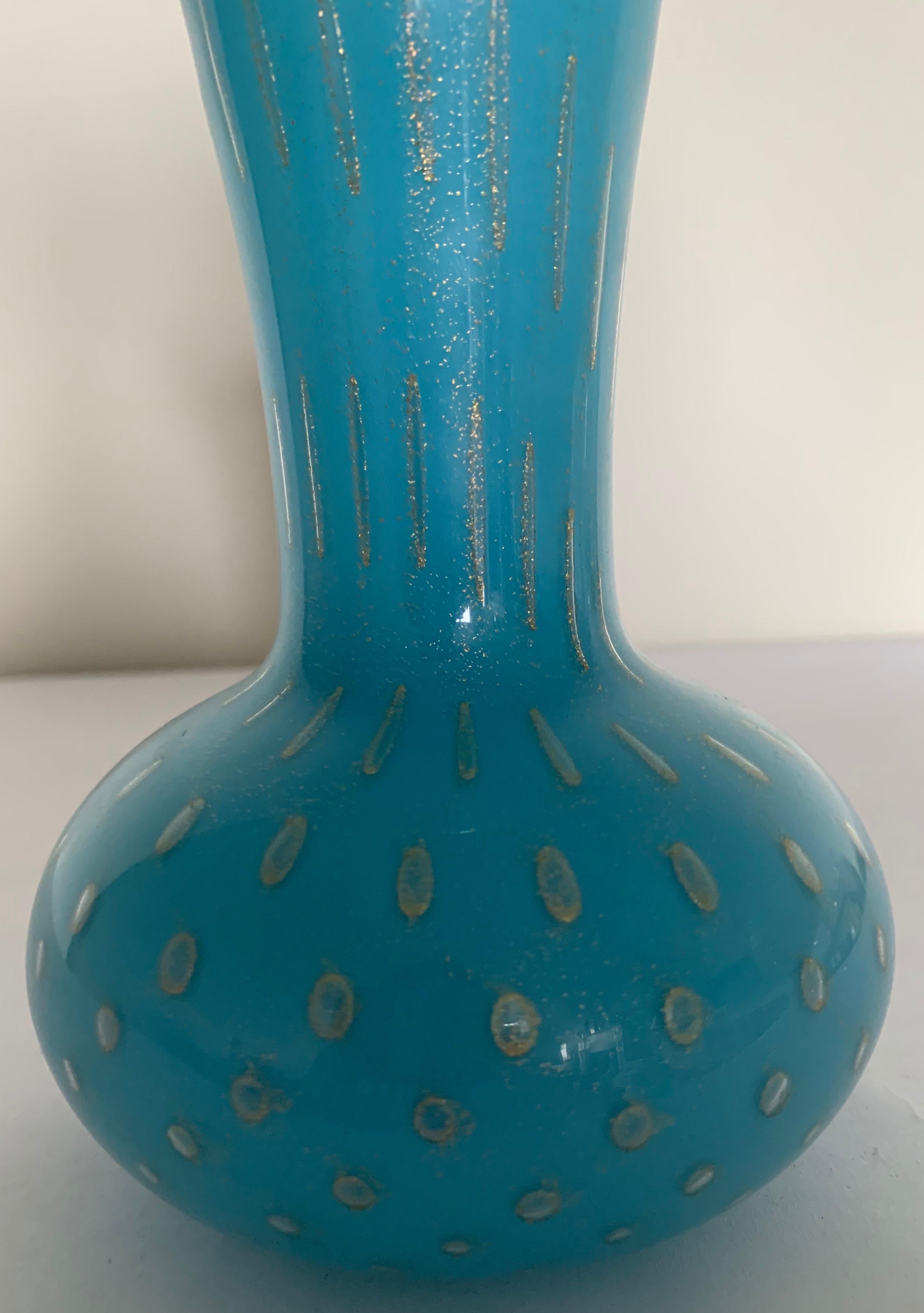 Vaso in vetro italiano di Murano di colore blu uovo di robivecchi con bullicante complessivo (bolle controllate) e macchie d'oro.