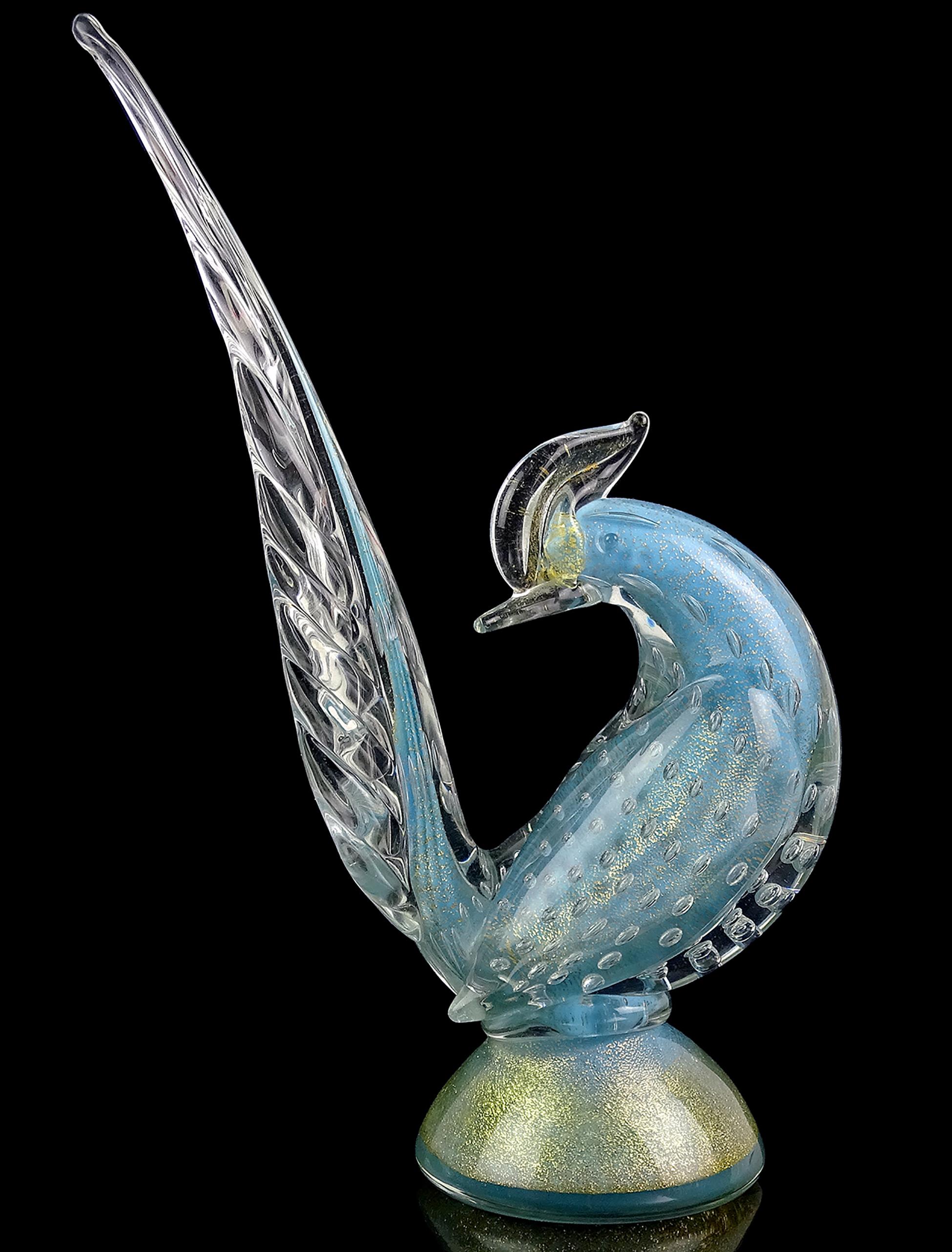 Bellissima scultura d'epoca in vetro artistico italiano di Murano soffiato a mano, di colore azzurro e con macchie d'oro, raffigurante un fagiano. Il pezzo è documentato dal designer Alfredo Barbini, circa negli anni 1950-60. L'uccello è stato